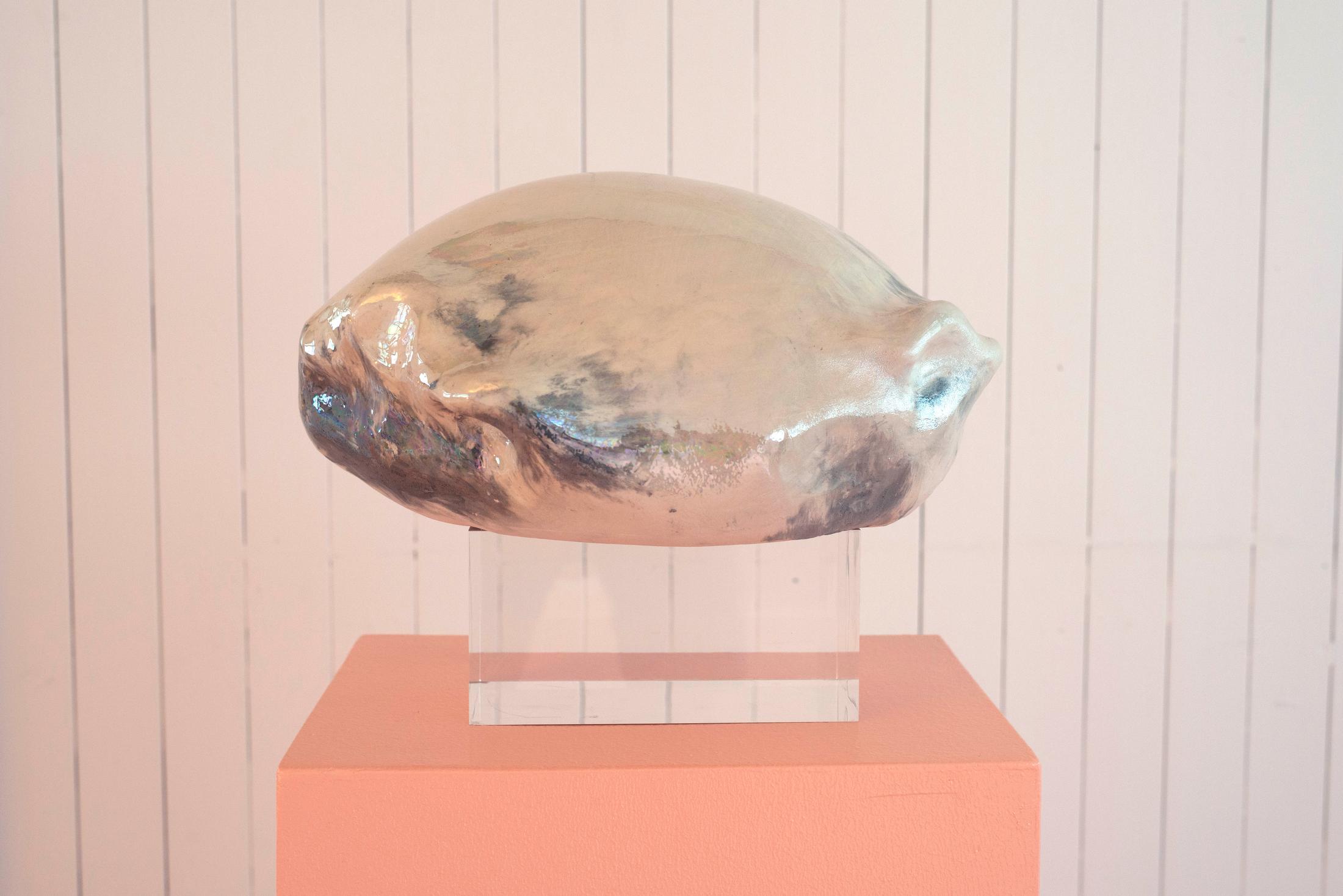 Exhibition View Ceylan Öztrük Soloshow «Am a mollusk, too; re/producing tangents; view on Ceylan Öztrük, Pearl nr. 8, ceramic, 24 x 30 x 23cm, 2020» at Longtang, Zurich, 2020 / Photo: Flavio Karrer / Courtesy: the artist and Longtang