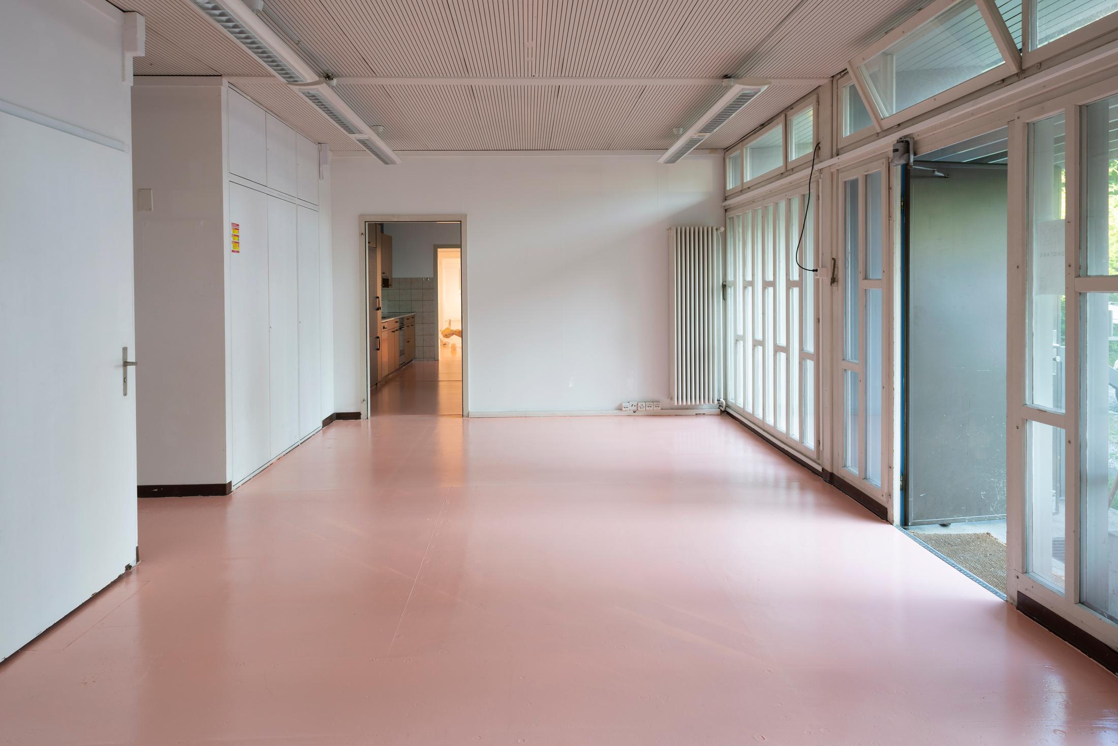 Exhibition View Ceylan Öztrük Soloshow «Am a mollusk, too; re/producing tangents; view on Ceylan Öztrük, body chamber a.k.a witch nr. 20b, Entrance Floor View, industrial lacquer NCS S 0530-Y80R, 2020» at Longtang, Zurich, 2020 / Photo: Flavio Karrer / Courtesy: the artist and Longtang