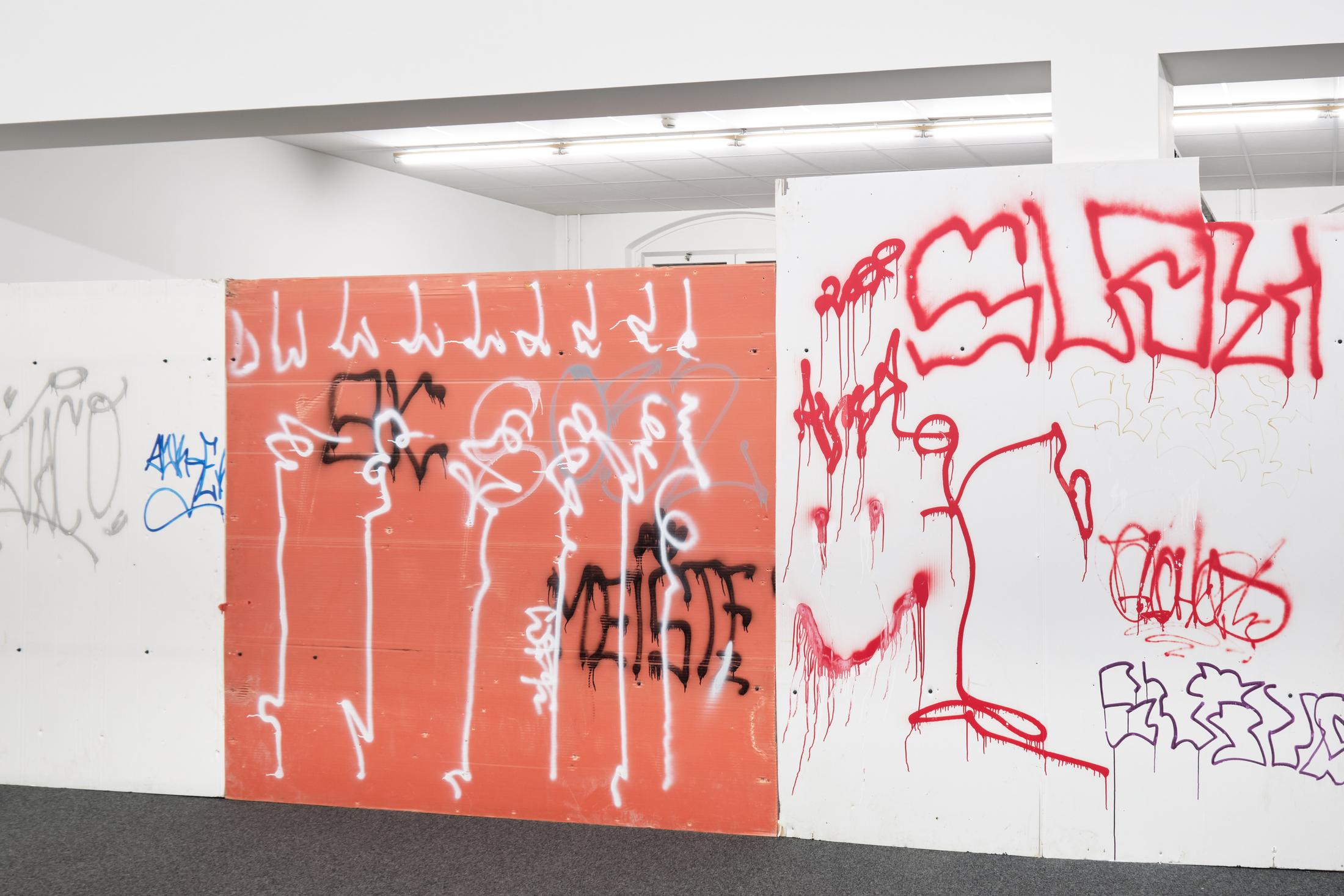 Exhibition View Dominic Michel Solo Show «Trance; view on Dominic Michel & Ivan Mitrović, Untitled, used hoarding panels, 2023, ca. 1000 x 220 cm» at unanimous consent, Zurich, 2023 / Photo: Philip Ullrich / Courtesy: the artist and unanimous consent