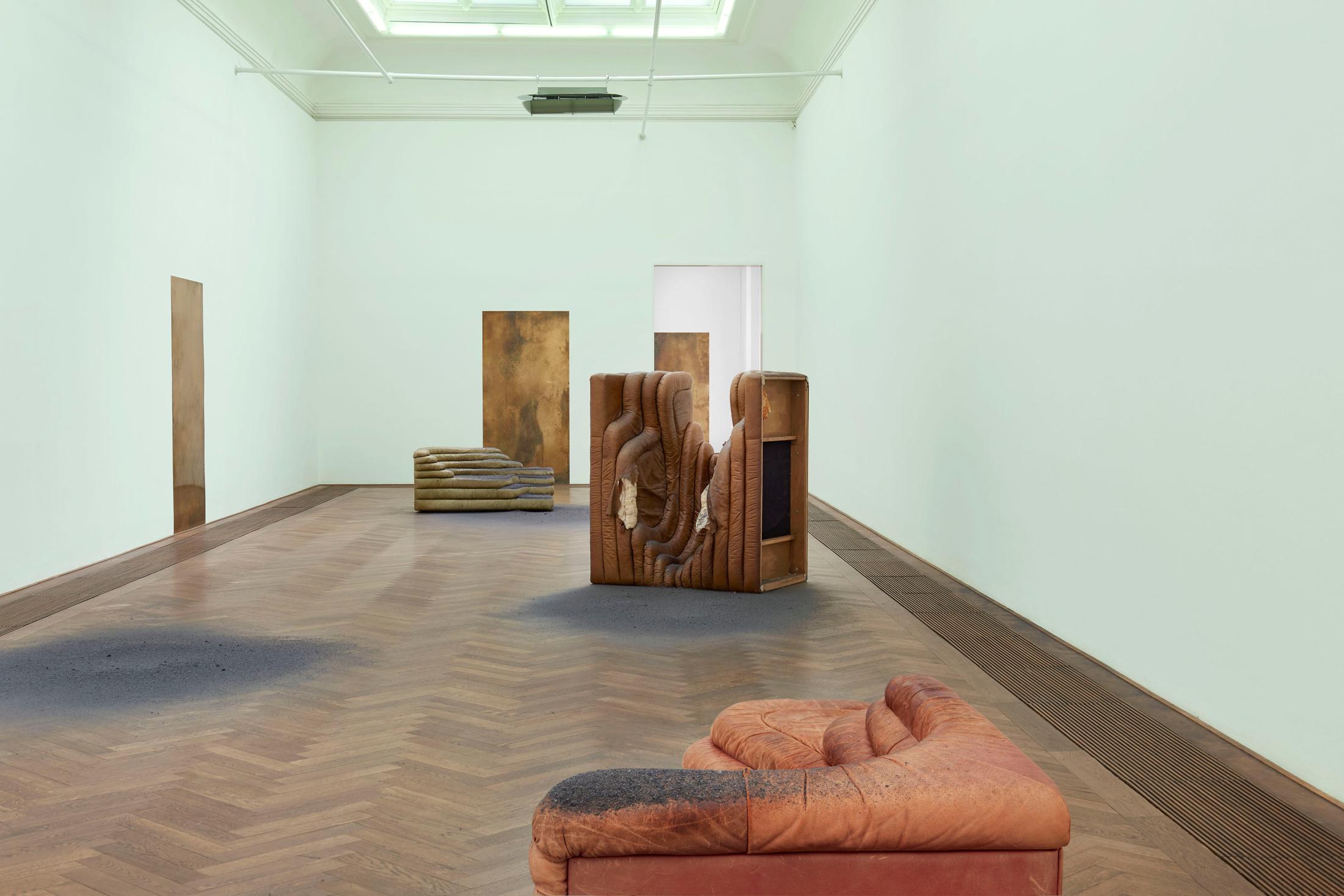 Exhibition View Dora Budor Soloshow «I am Gong» at Kunsthalle Basel / Photo: Philipp Hänger / Courtesy: the artist