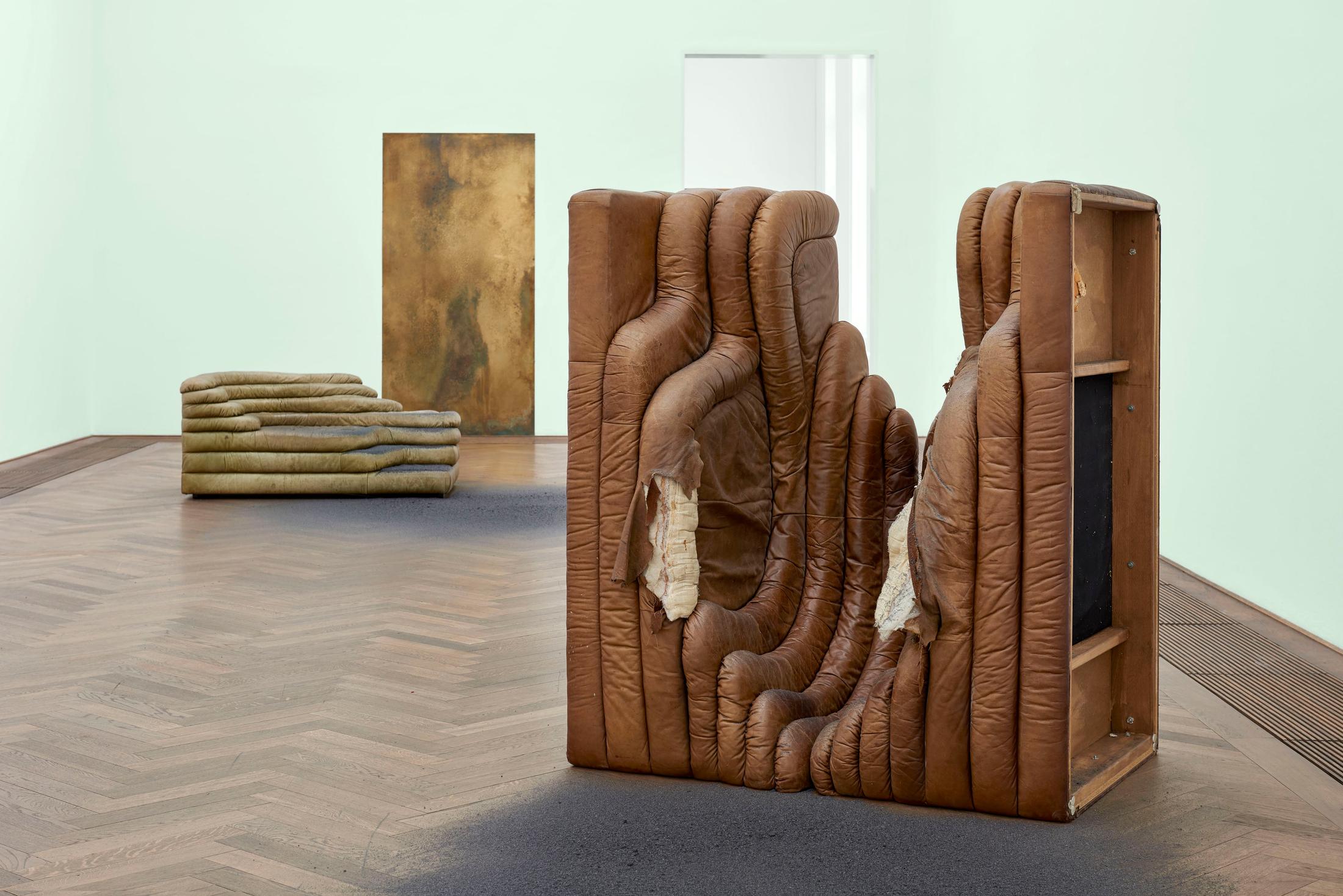 Exhibition View Dora Budor Soloshow «I am Gong» at Kunsthalle Basel / Photo: Philipp Hänger / Courtesy: the artist