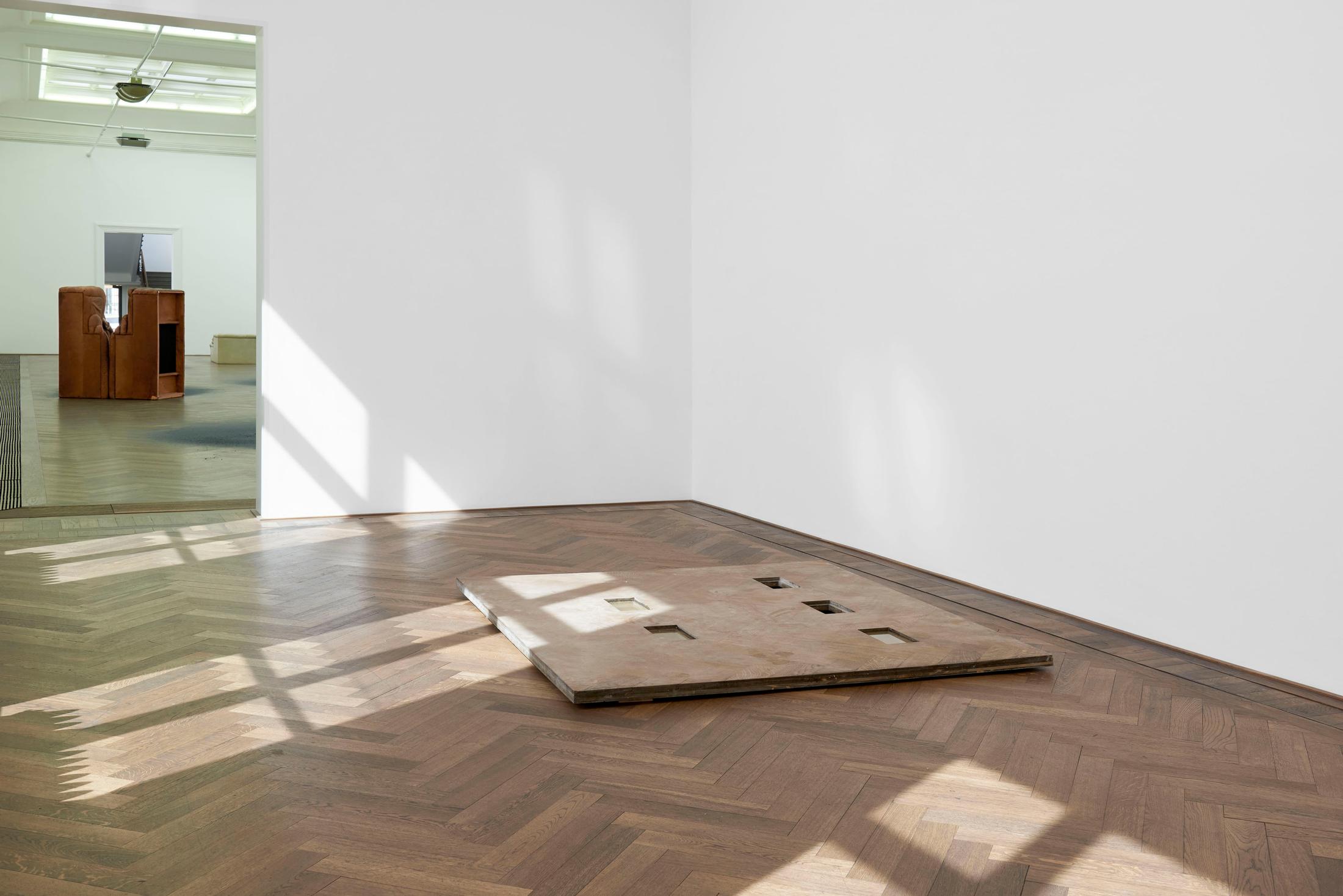 Exhibition View Dora Budor Soloshow «I am Gong» at Kunsthalle Basel / Photo: Philipp Hänger / Courtesy: the artist