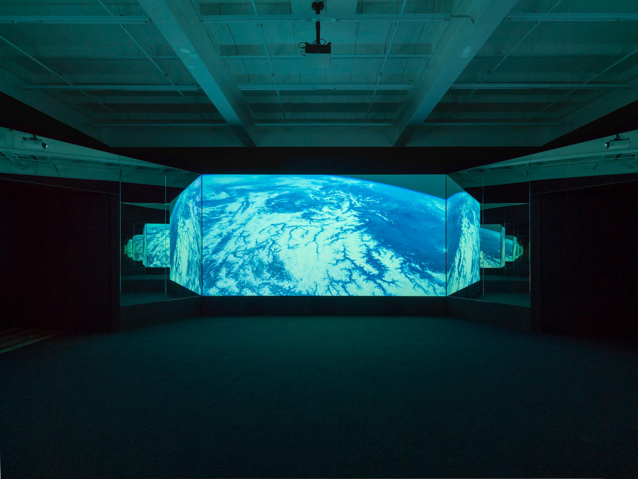 Exhibition View Doug Aitken at Galerie Eva Presenhuber / © Doug Aitken / Courtesy Galerie Eva Presenhuber, Zurich / New York / Photo: Stefan Altenburger Photography, Zurich