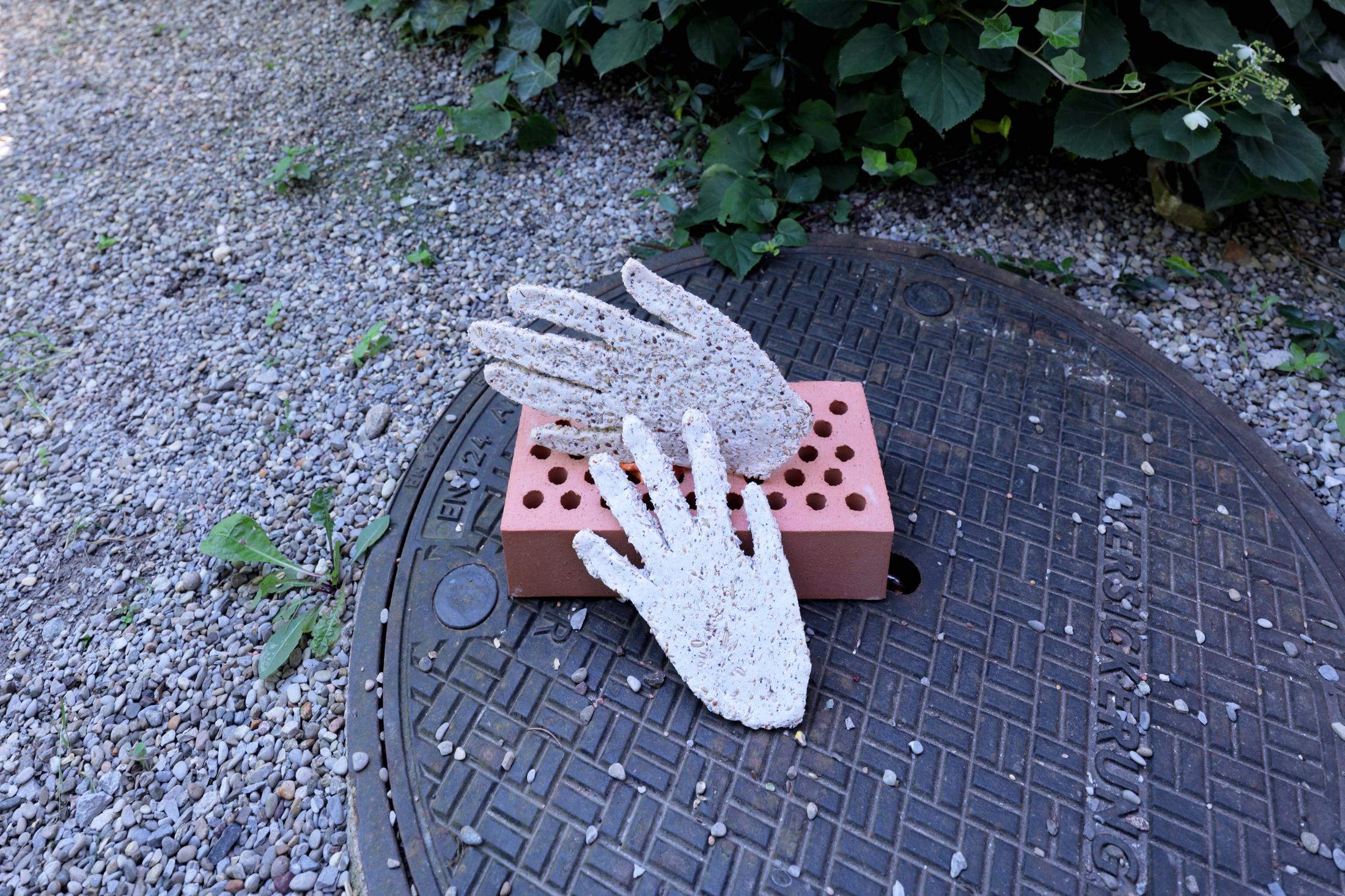 Exhibition view, EARTHBOUND, (view on Sergio Rojas Chaves, Hands that feed, 2022), Windhager von Kaenel, Zurich, 2022 / Photo: WvK / Courtesy: the artists and Windhager von Kaenel