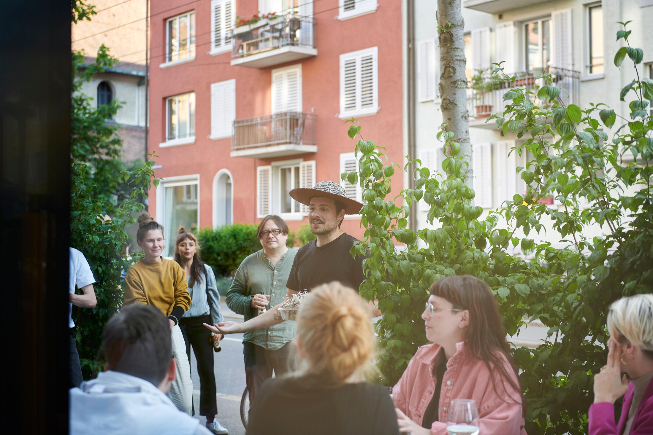 Performance «Neighbourhood Birdfeed, 2022» by Sergio Rojas Chaves on the occaison of the opening of EARTHBOUND at Windhager von Kaenel, 10 June 2022 / Photo: Anna Maysuk / Courtesy: the artist and Windhager von Kaenel
