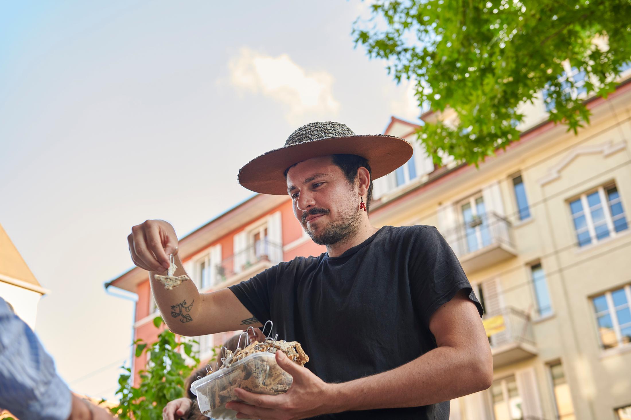 Performance «Neighbourhood Birdfeed, 2022» by Sergio Rojas Chaves on the occaison of the opening of EARTHBOUND at Windhager von Kaenel, 10 June 2022 / Photo: Anna Maysuk / Courtesy: the artist and Windhager von Kaenel