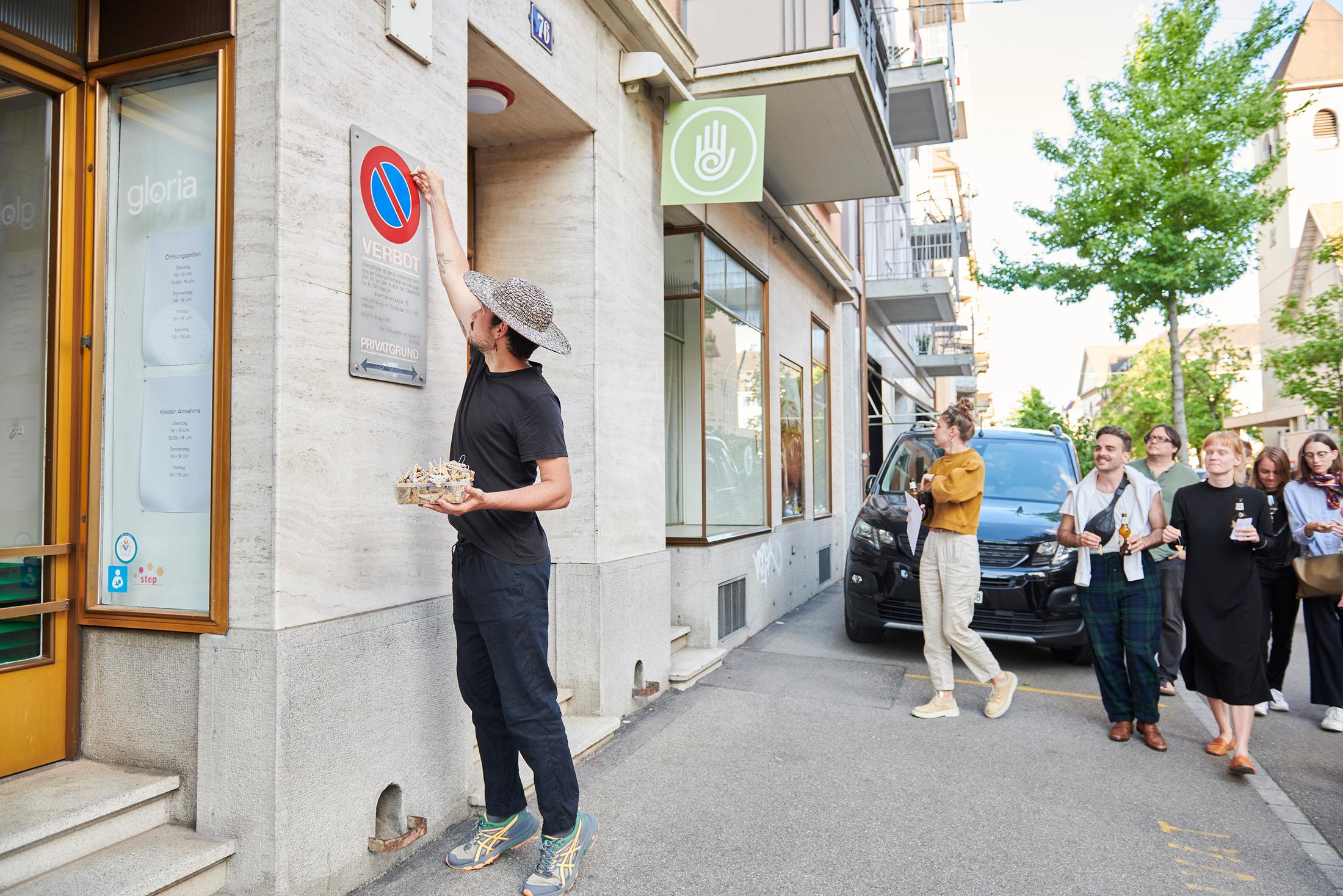 Performance «Neighbourhood Birdfeed, 2022» by Sergio Rojas Chaves on the occaison of the opening of EARTHBOUND at Windhager von Kaenel, 10 June 2022 / Photo: Anna Maysuk / Courtesy: the artist and Windhager von Kaenel