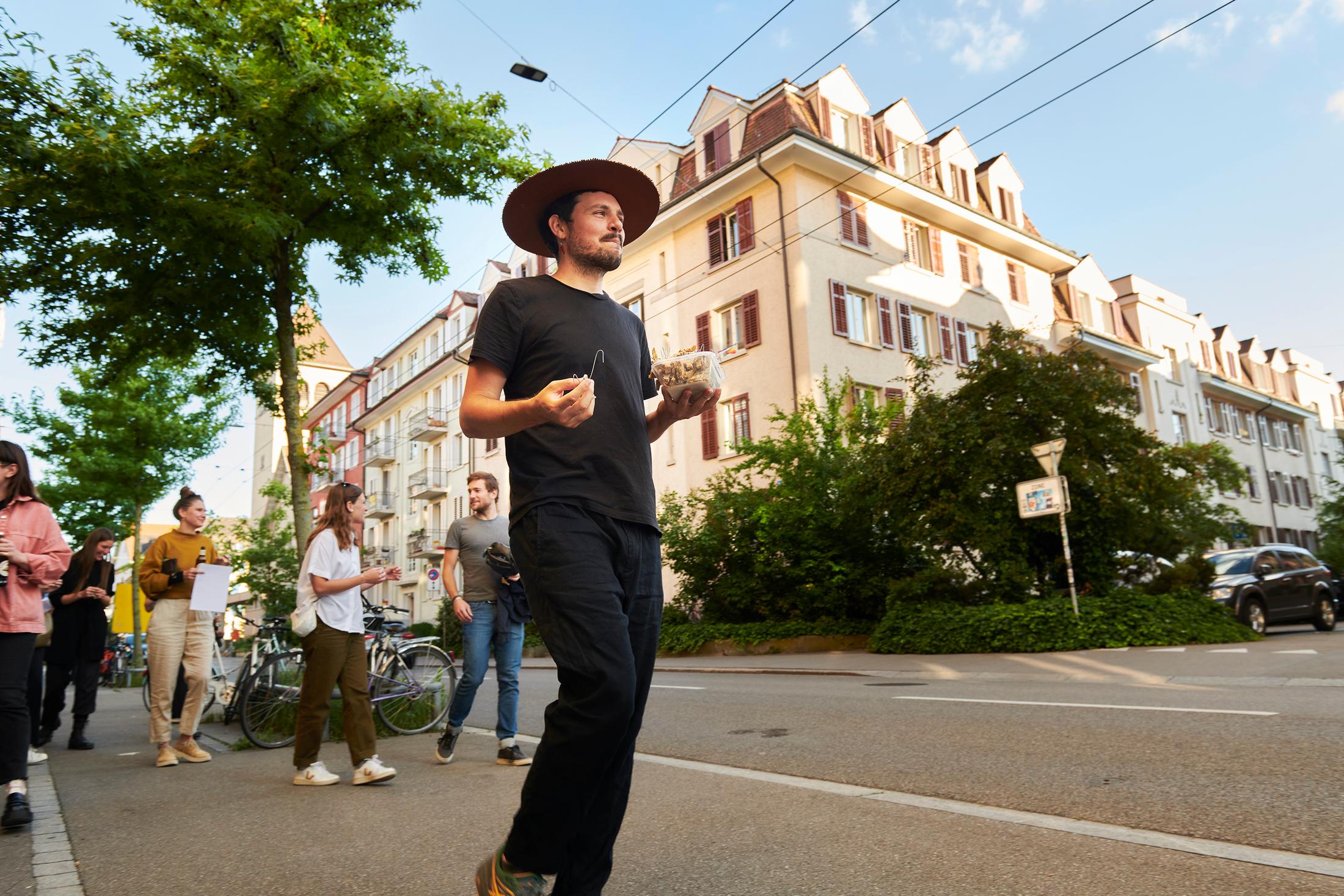 Performance «Neighbourhood Birdfeed, 2022» by Sergio Rojas Chaves on the occaison of the opening of EARTHBOUND at Windhager von Kaenel, 10 June 2022 / Photo: Anna Maysuk / Courtesy: the artist and Windhager von Kaenel