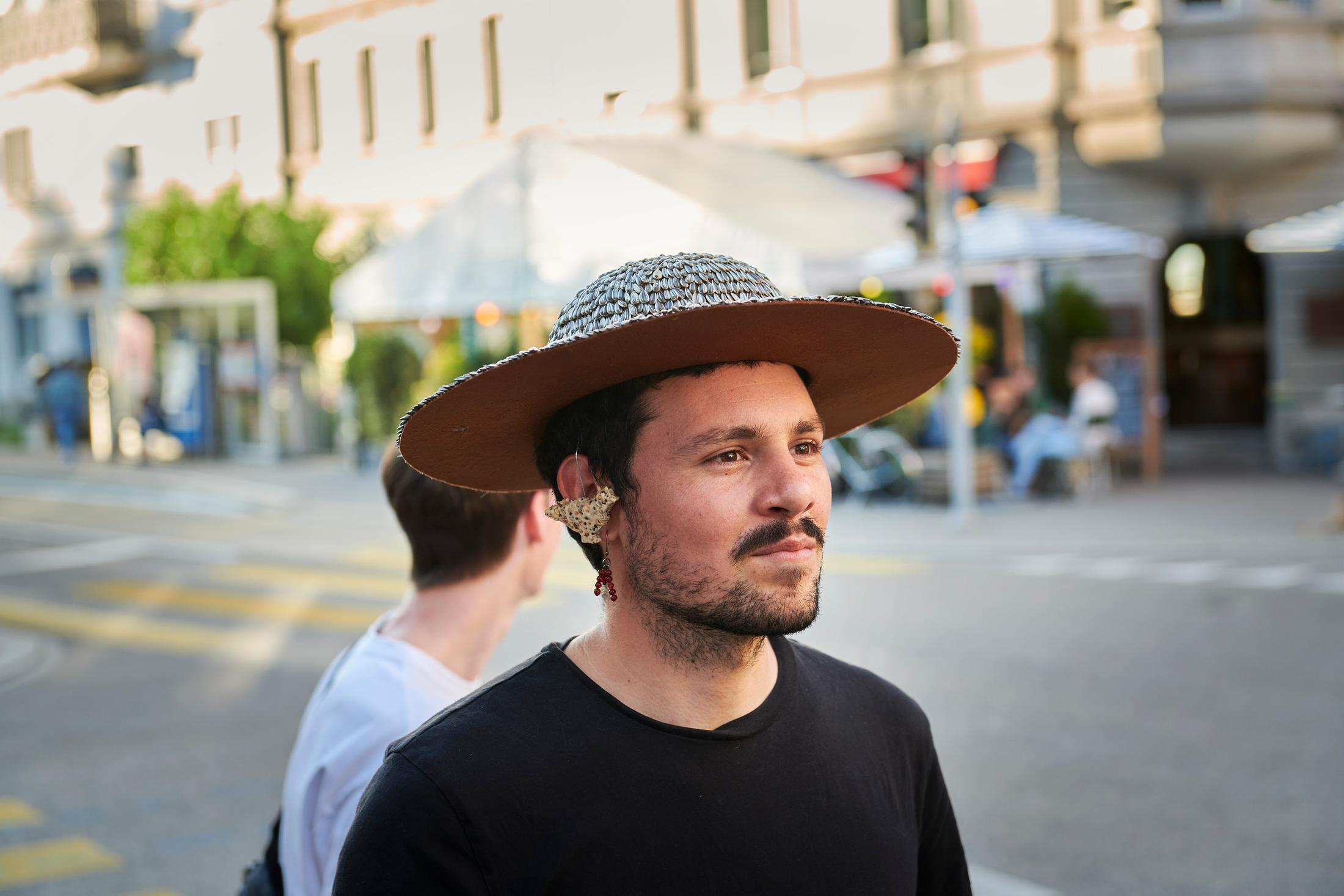 Performance «Neighbourhood Birdfeed, 2022» by Sergio Rojas Chaves on the occaison of the opening of EARTHBOUND at Windhager von Kaenel, 10 June 2022 / Photo: Anna Maysuk / Courtesy: the artist and Windhager von Kaenel