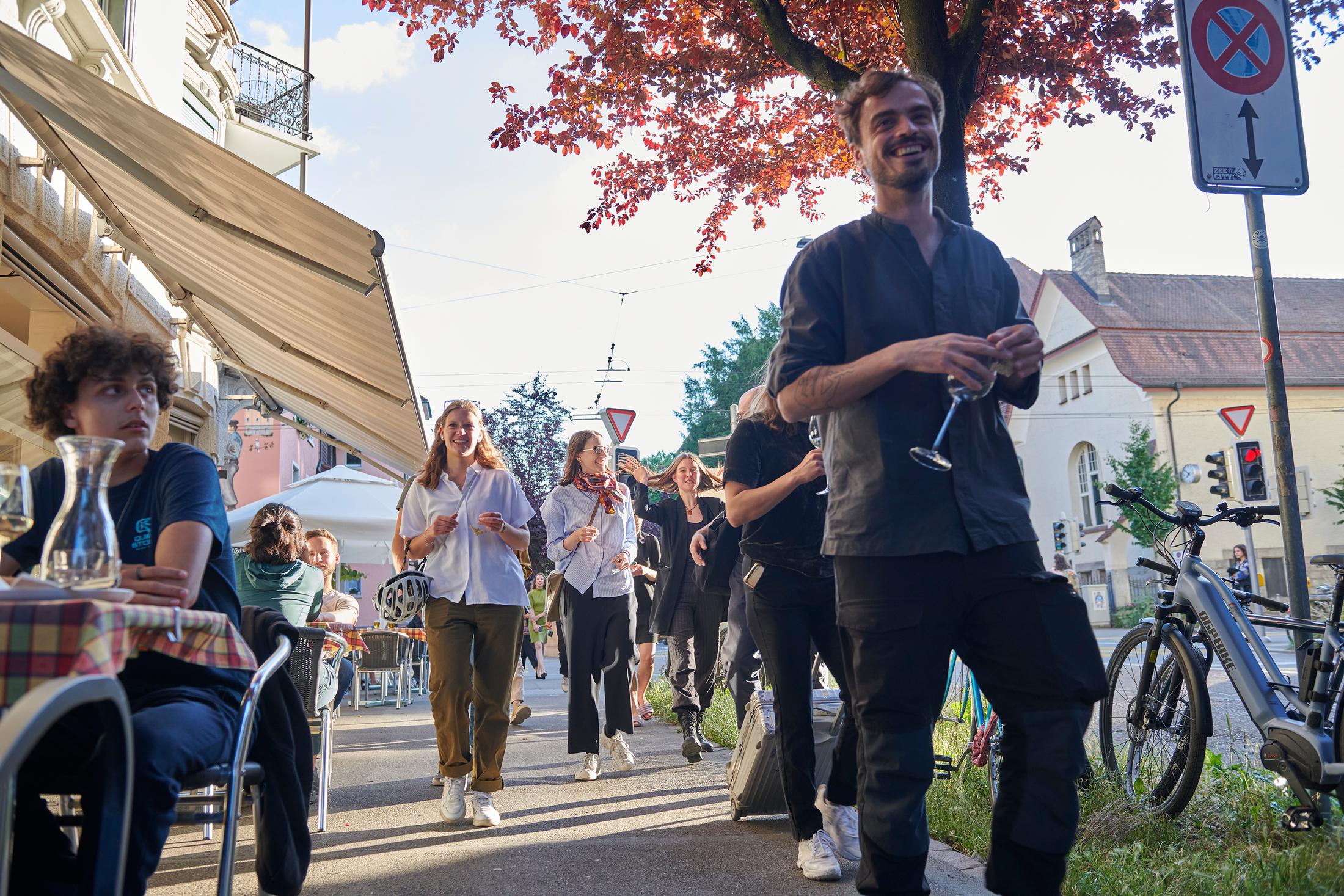 Performance «Neighbourhood Birdfeed, 2022» by Sergio Rojas Chaves on the occaison of the opening of EARTHBOUND at Windhager von Kaenel, 10 June 2022 / Photo: Anna Maysuk / Courtesy: the artist and Windhager von Kaenel