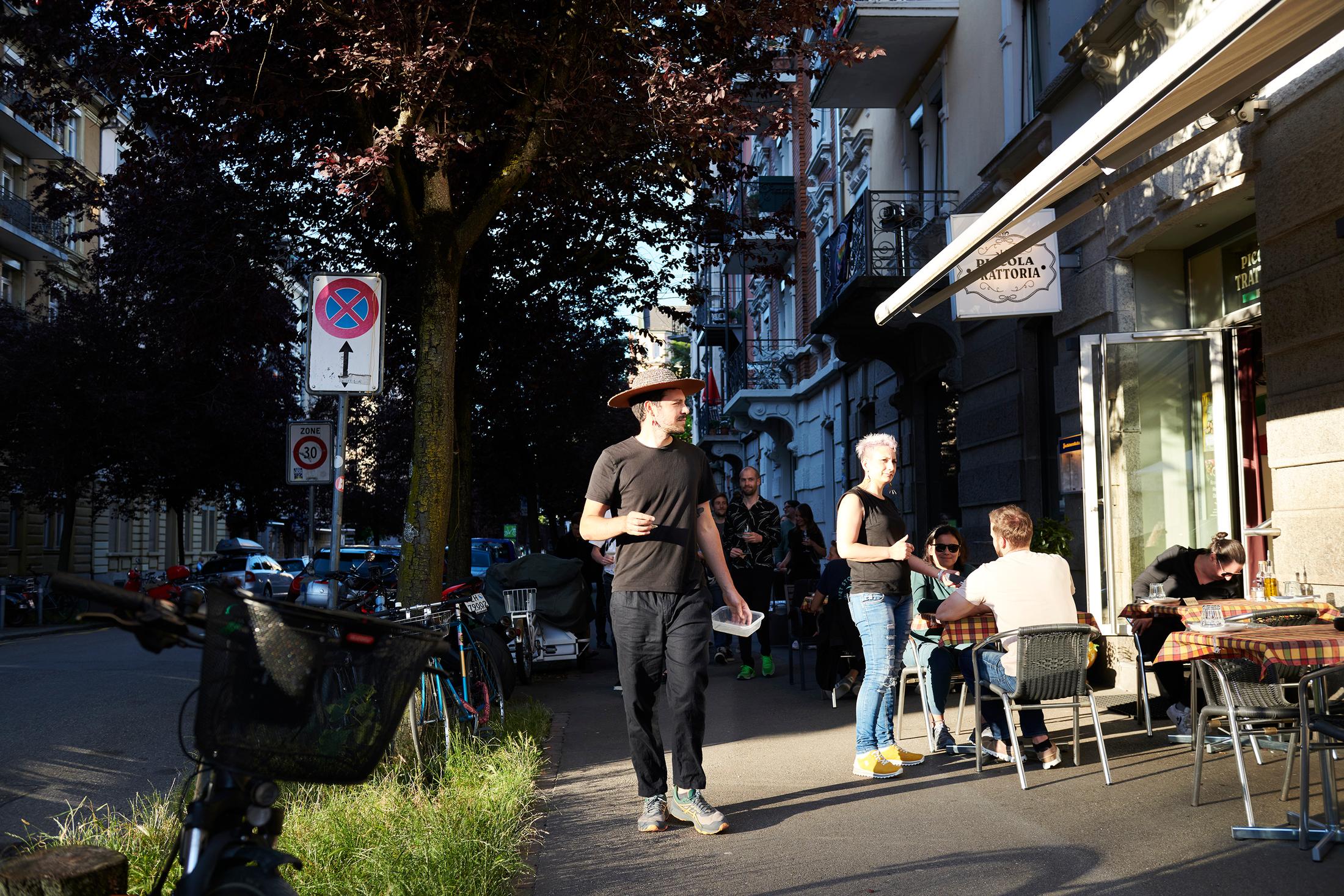 Performance «Neighbourhood Birdfeed, 2022» by Sergio Rojas Chaves on the occaison of the opening of EARTHBOUND at Windhager von Kaenel, 10 June 2022 / Photo: Anna Maysuk / Courtesy: the artist and Windhager von Kaenel