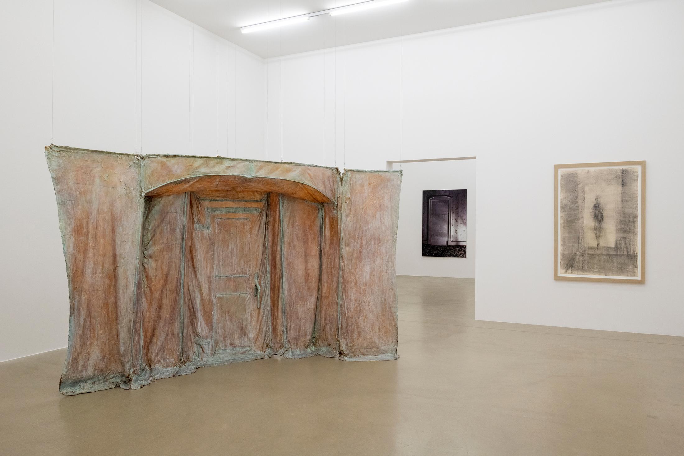 Exhibition View Group Show «Eine Frau ist eine Frau ist eine Frau...; view on Heidi Bucher, Borg, 1978 (left) and Leiko Ikemura, Interior V, 1989» at Aargauer Kunsthaus, Aarau, 2022-2023 / Photo: Zoe Tempest / Courtesy: the Estate of Heidi Bucher and Lehmann Maupin and Pro Litteris, Zürich