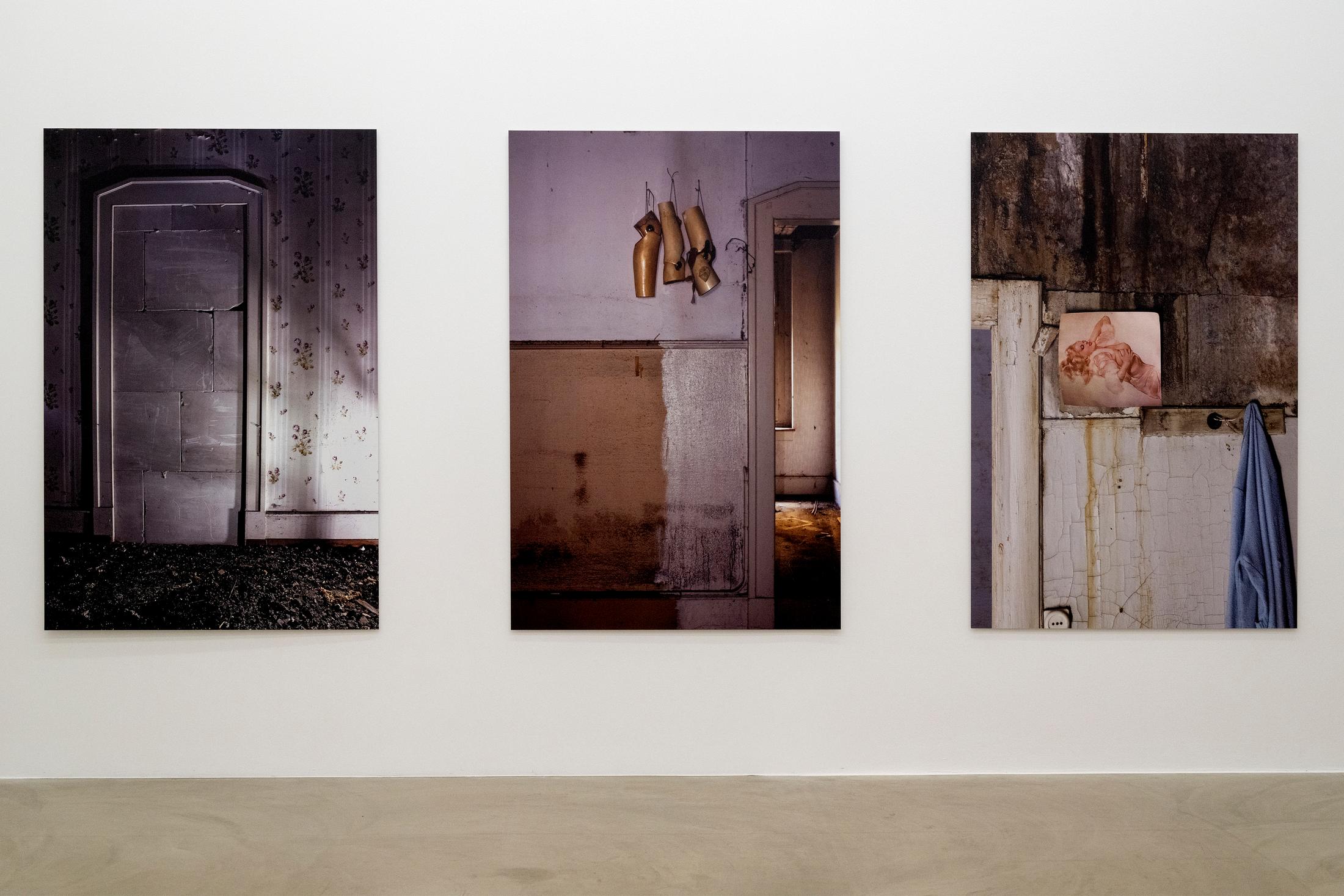 Exhibition View Group Show «Eine Frau ist eine Frau ist eine Frau...; view on Manon, Ohne Titel (aus der Serie Hotel Dolores), 2009/2010» at Aargauer Kunsthaus, Aarau, 2022-2023 / Photo: Zoe Tempest / Courtesy: the artist and Pro Litteris, Zürich