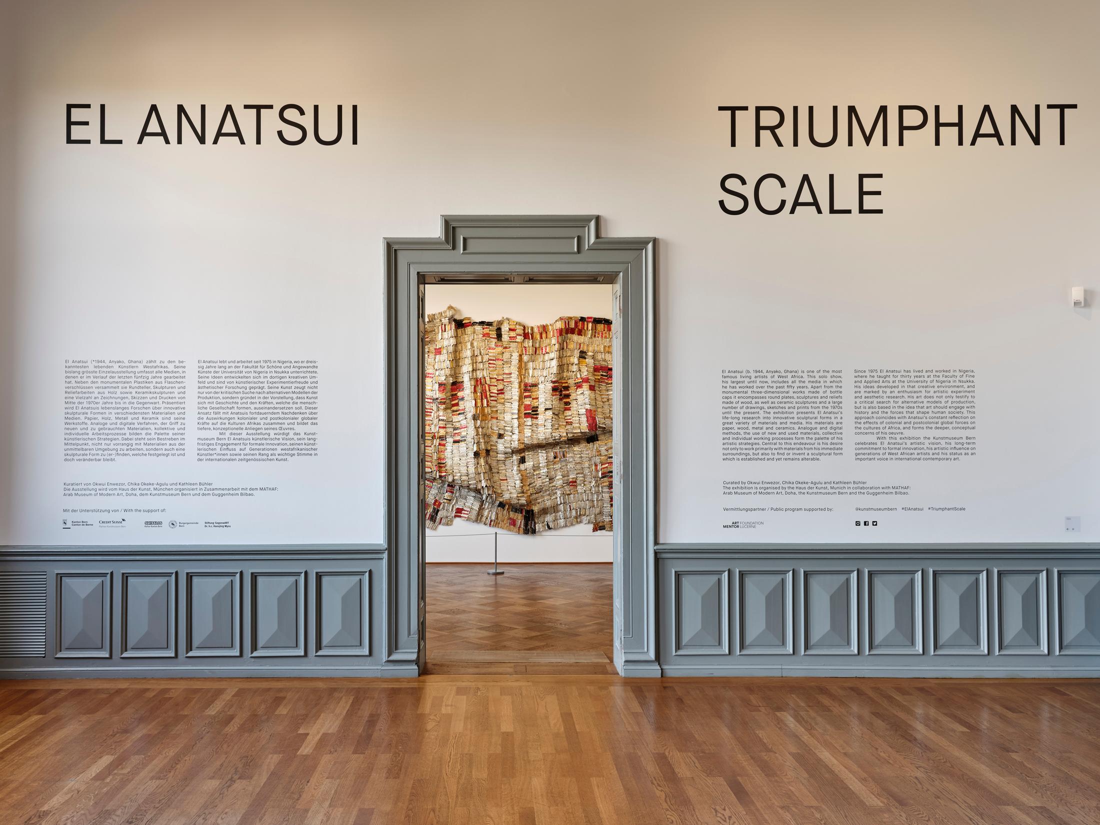 Exhibition View El Anatsui Soloshow «El Anatsui. Triumphant Scale» at Kunstmuseum Bern, 2020 / Photo: Rolf Siegenthaler / Courtesy: the artist and Kunstmuseum Bern