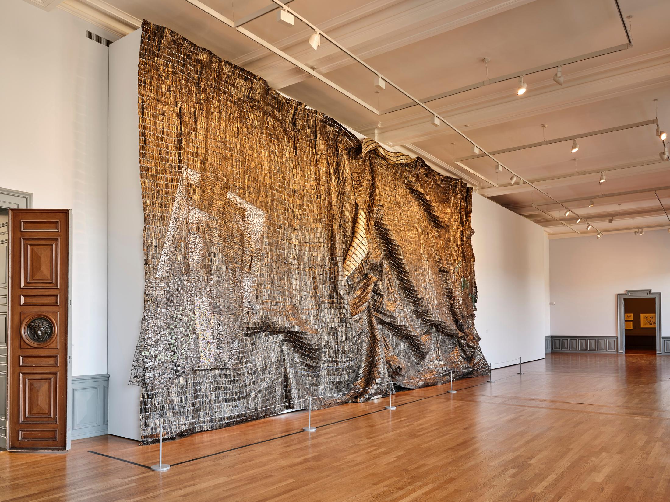 Exhibition View El Anatsui Soloshow «El Anatsui. Triumphant Scale» at Kunstmuseum Bern, 2020 / Photo: Rolf Siegenthaler / Courtesy: the artist and Kunstmuseum Bern