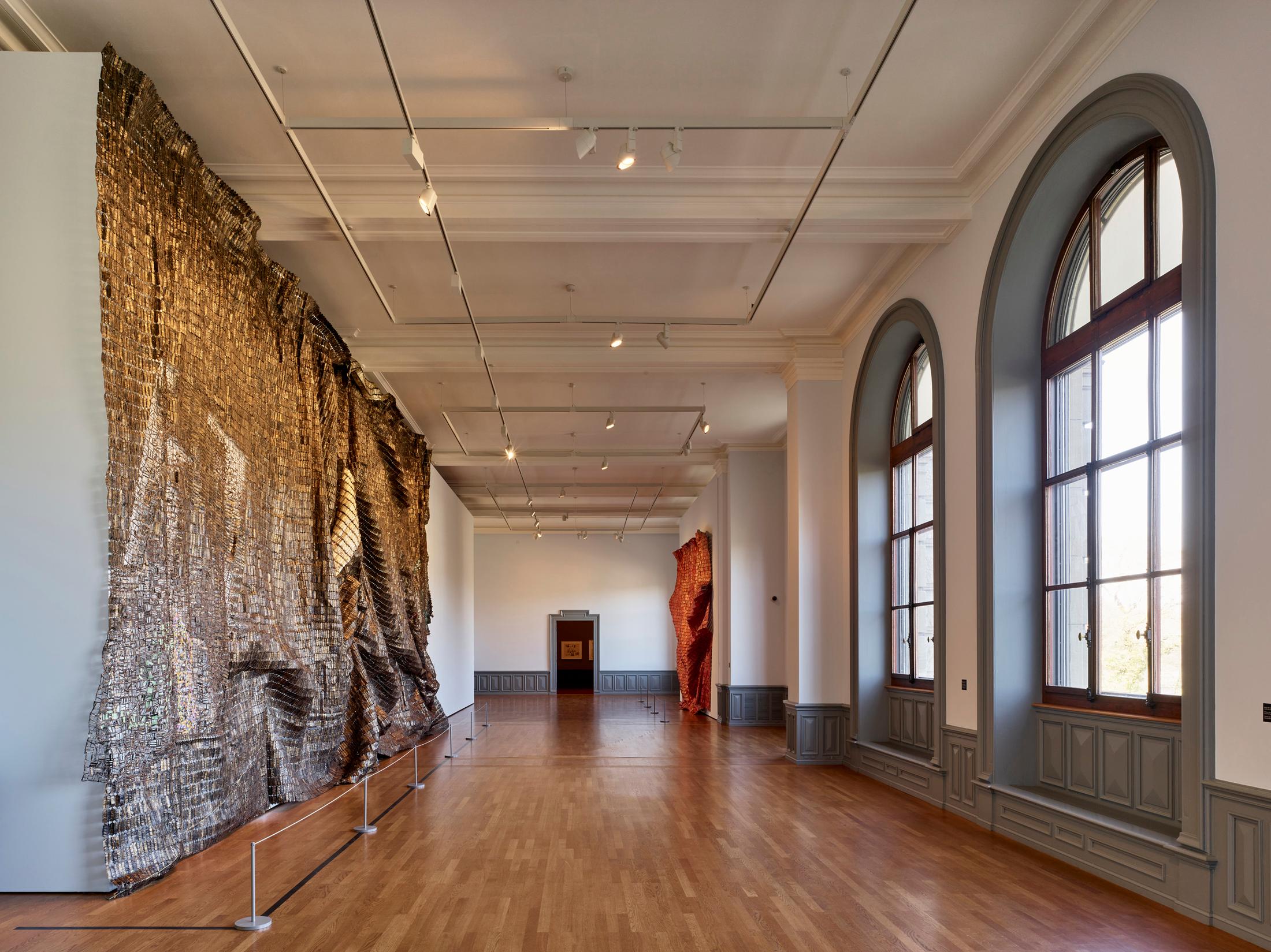 Exhibition View El Anatsui Soloshow «El Anatsui. Triumphant Scale» at Kunstmuseum Bern, 2020 / Photo: Rolf Siegenthaler / Courtesy: the artist and Kunstmuseum Bern