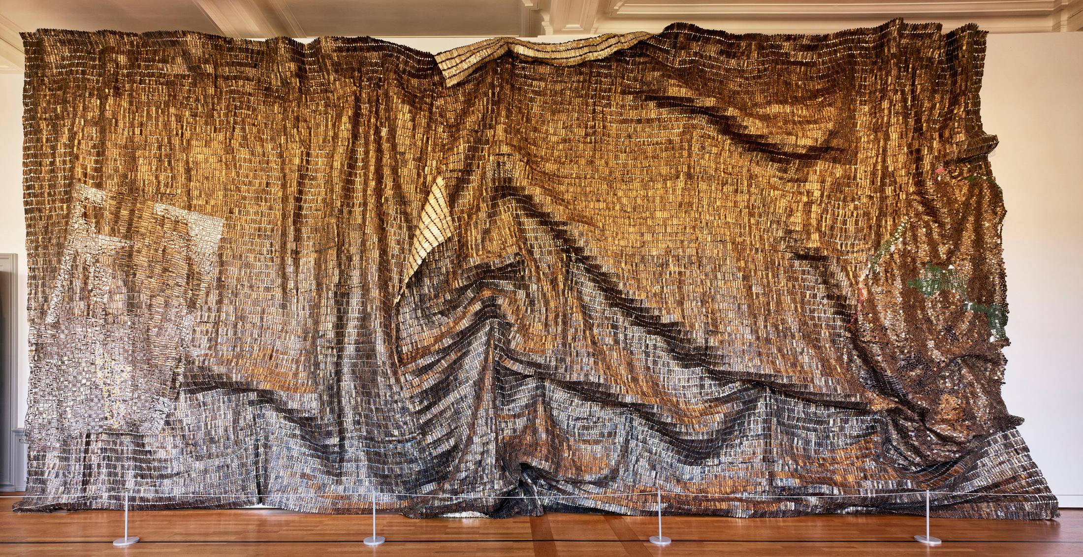 Exhibition View El Anatsui Soloshow «El Anatsui. Triumphant Scale» at Kunstmuseum Bern, 2020 / Photo: Rolf Siegenthaler / Courtesy: the artist and Kunstmuseum Bern