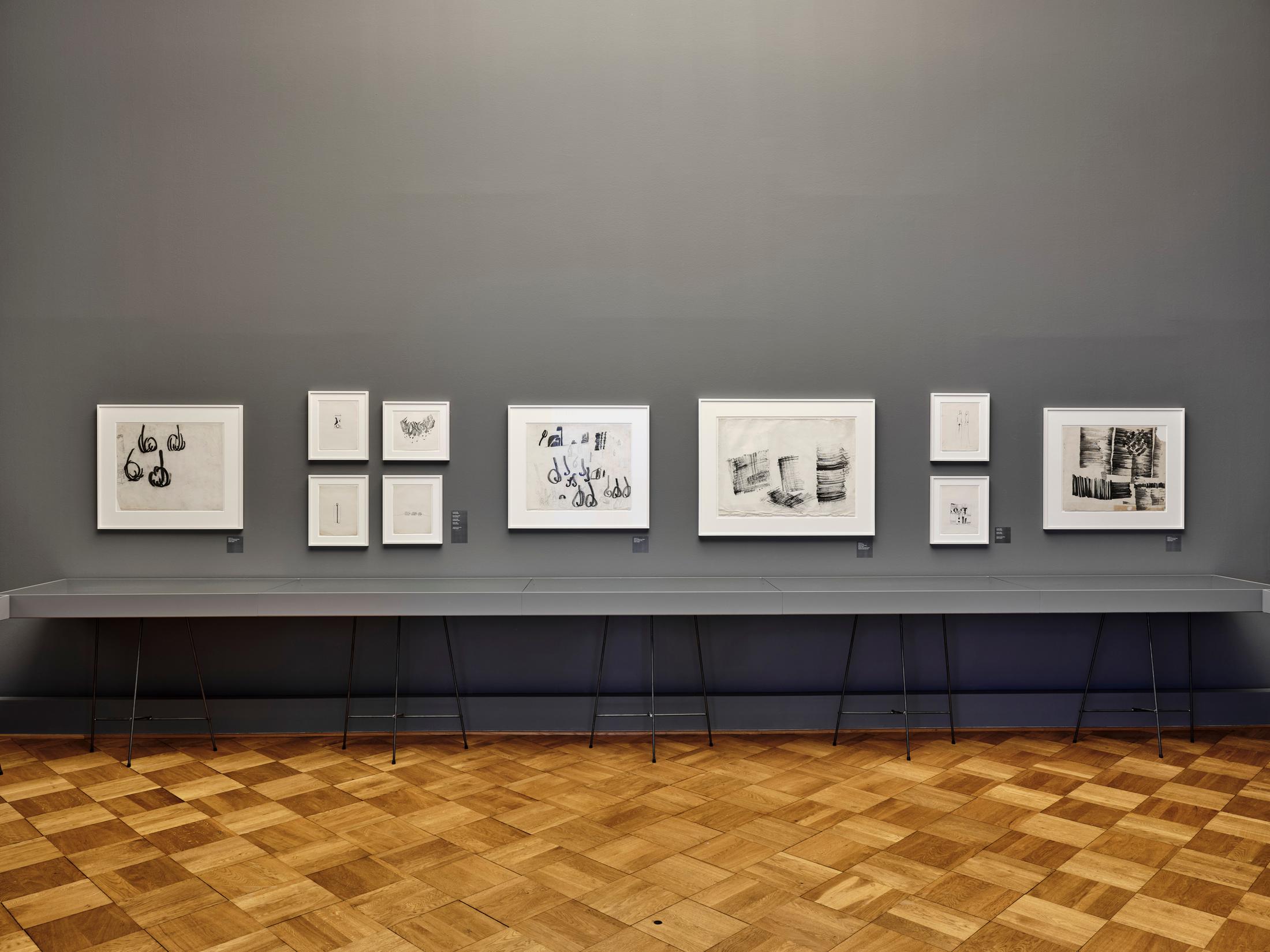 Exhibition View El Anatsui Soloshow «El Anatsui. Triumphant Scale» at Kunstmuseum Bern, 2020 / Photo: Rolf Siegenthaler / Courtesy: the artist and Kunstmuseum Bern