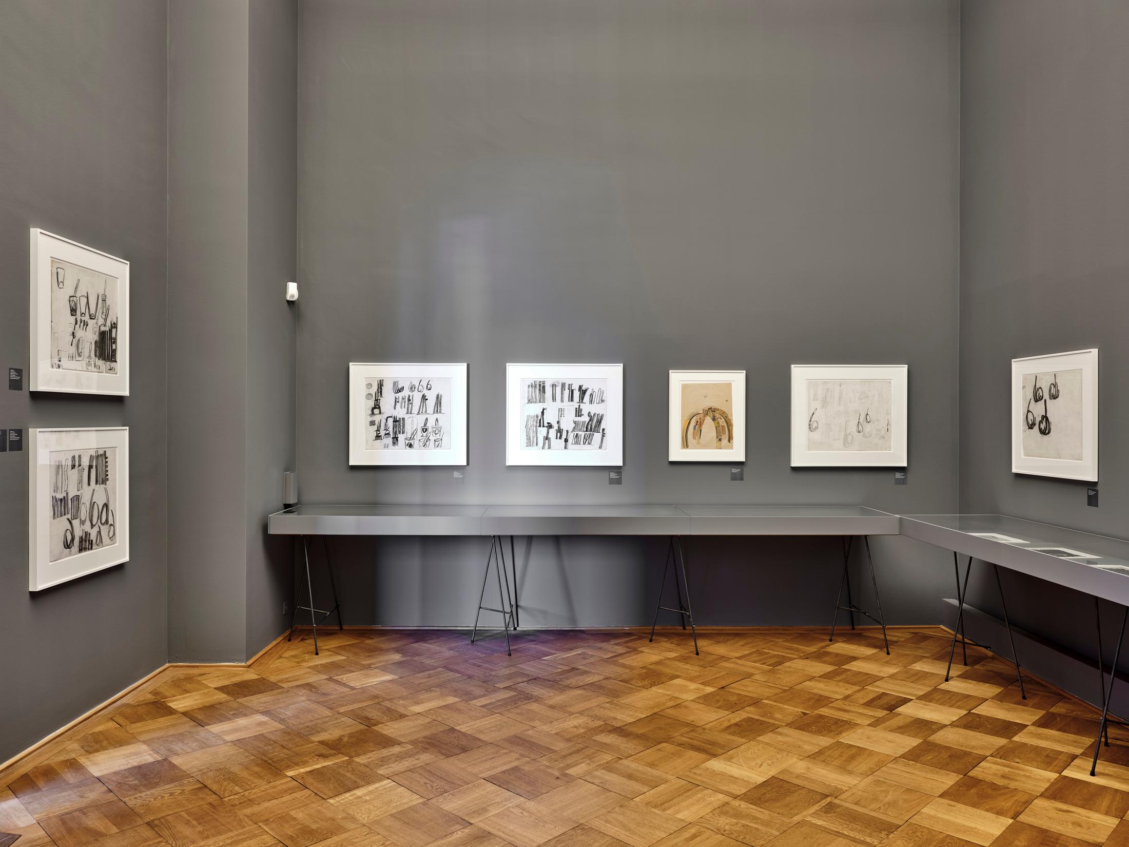 Exhibition View El Anatsui Soloshow «El Anatsui. Triumphant Scale» at Kunstmuseum Bern, 2020 / Photo: Rolf Siegenthaler / Courtesy: the artist and Kunstmuseum Bern