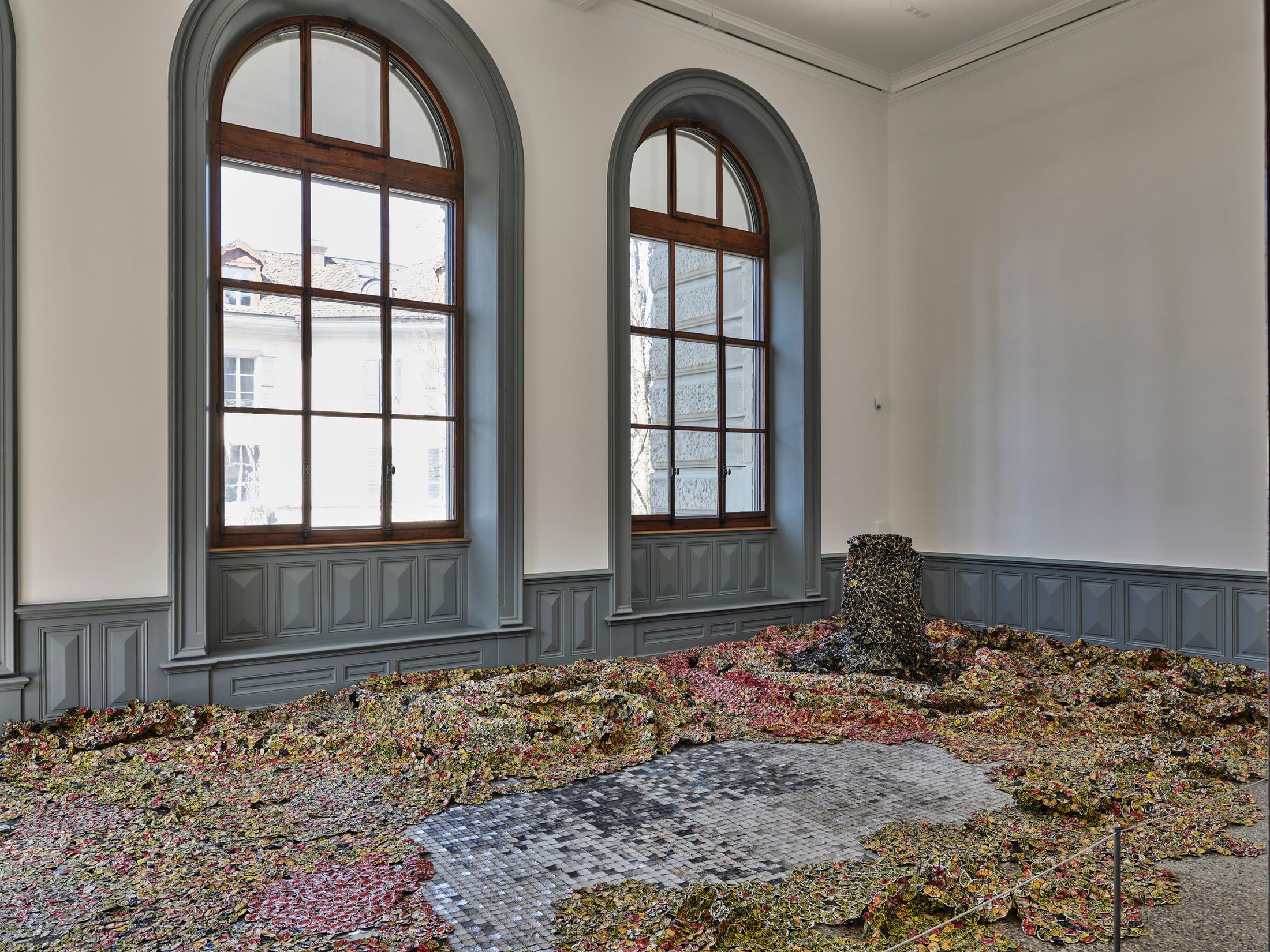Exhibition View El Anatsui Soloshow «El Anatsui. Triumphant Scale» at Kunstmuseum Bern, 2020 / Photo: Rolf Siegenthaler / Courtesy: the artist and Kunstmuseum Bern