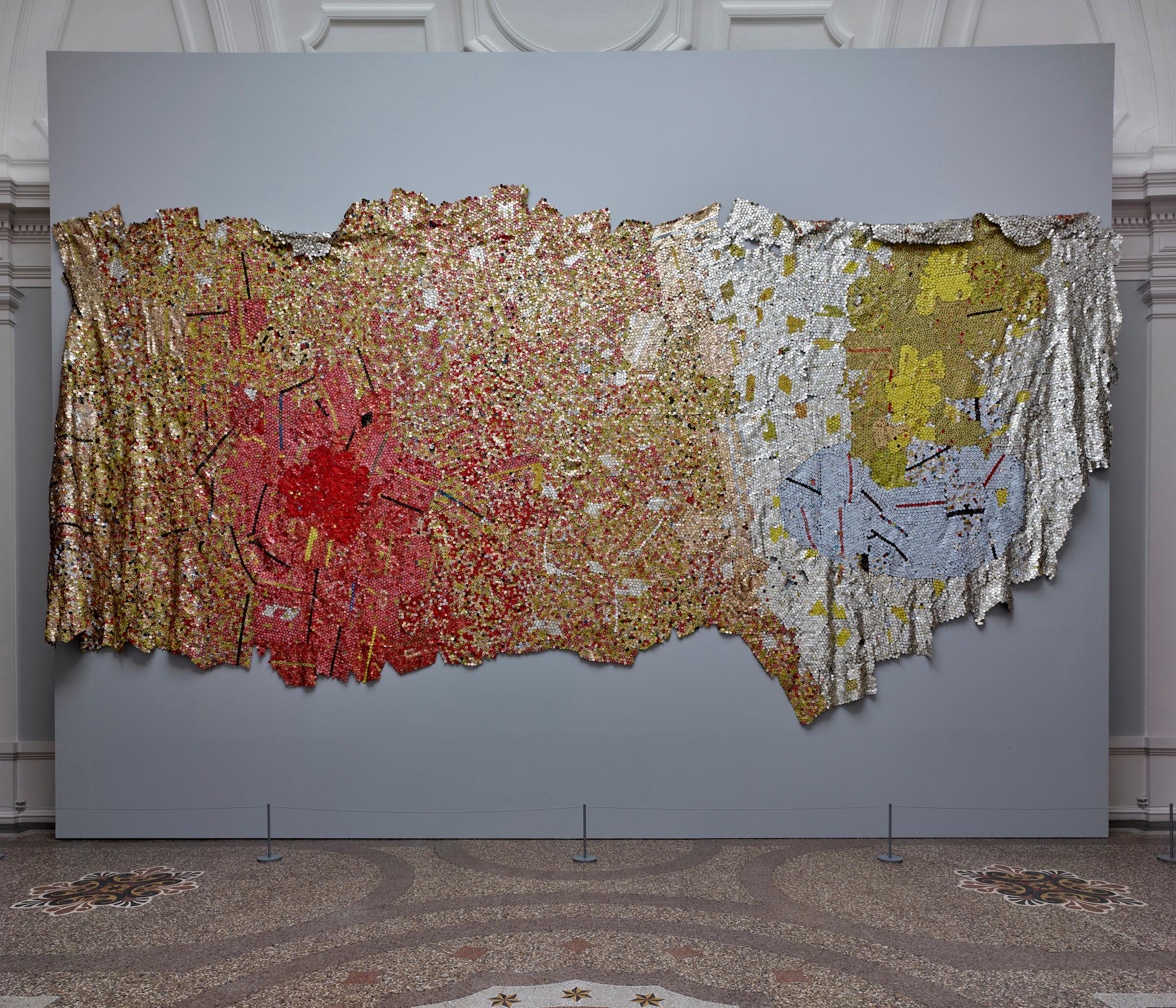 Exhibition View El Anatsui Soloshow «El Anatsui. Triumphant Scale» at Kunstmuseum Bern, 2020 / Photo: Rolf Siegenthaler / Courtesy: the artist and Kunstmuseum Bern