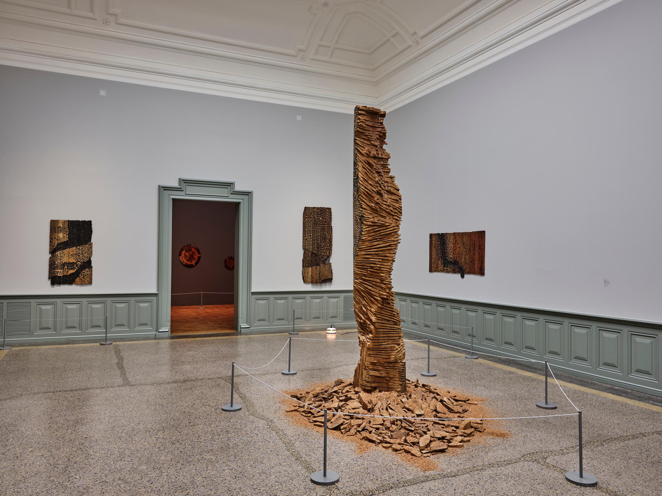 Exhibition View El Anatsui Soloshow «El Anatsui. Triumphant Scale» at Kunstmuseum Bern, 2020 / Photo: Rolf Siegenthaler / Courtesy: the artist and Kunstmuseum Bern