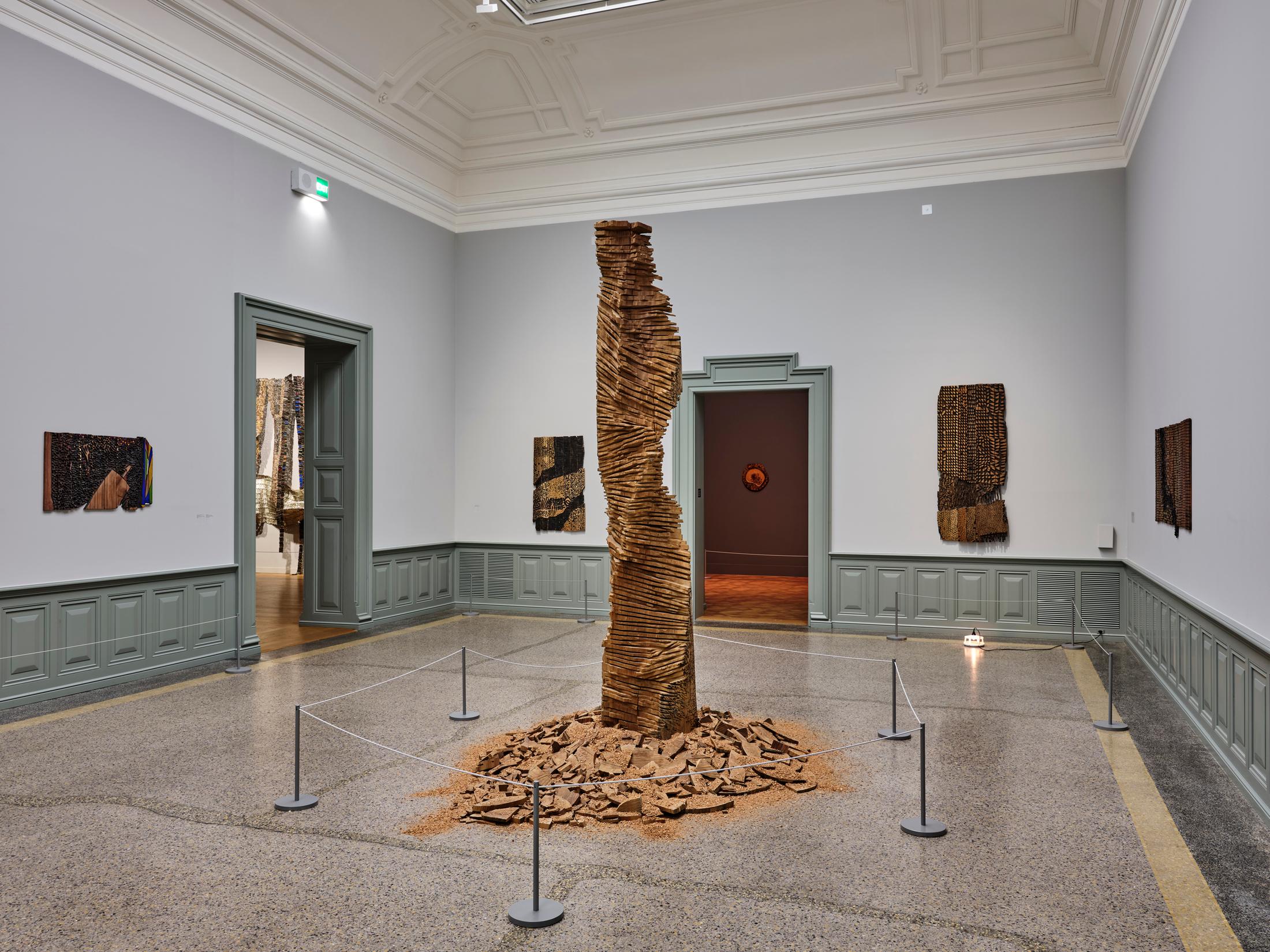 Exhibition View El Anatsui Soloshow «El Anatsui. Triumphant Scale» at Kunstmuseum Bern, 2020 / Photo: Rolf Siegenthaler / Courtesy: the artist and Kunstmuseum Bern