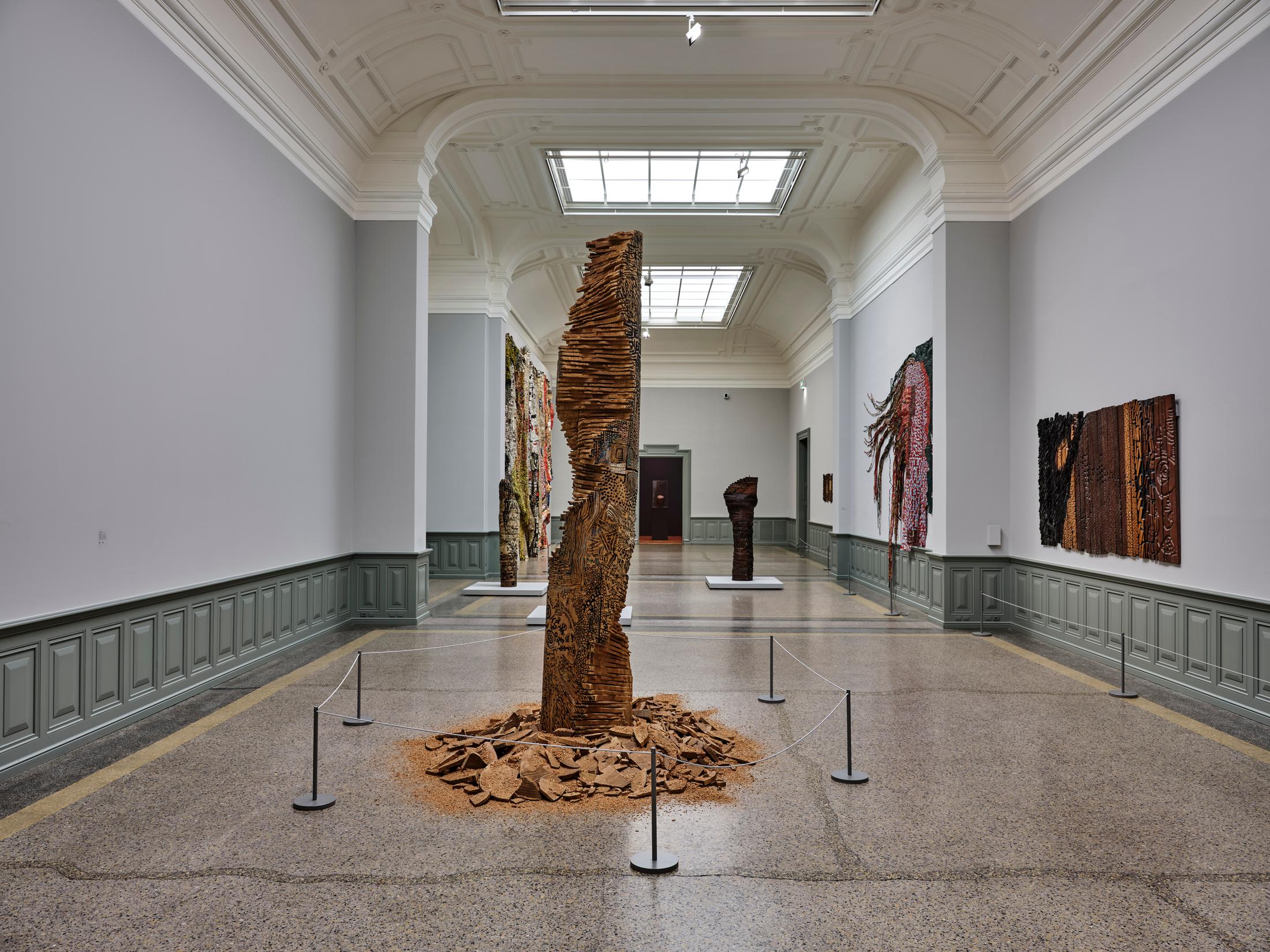 Exhibition View El Anatsui Soloshow «El Anatsui. Triumphant Scale» at Kunstmuseum Bern, 2020 / Photo: Rolf Siegenthaler / Courtesy: the artist and Kunstmuseum Bern