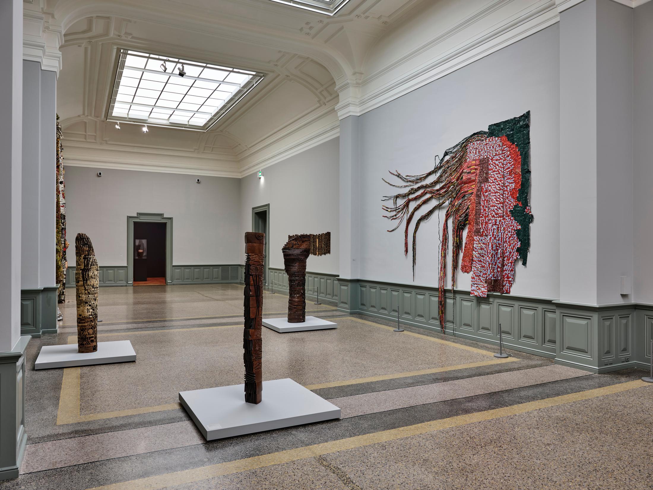Exhibition View El Anatsui Soloshow «El Anatsui. Triumphant Scale» at Kunstmuseum Bern, 2020 / Photo: Rolf Siegenthaler / Courtesy: the artist and Kunstmuseum Bern