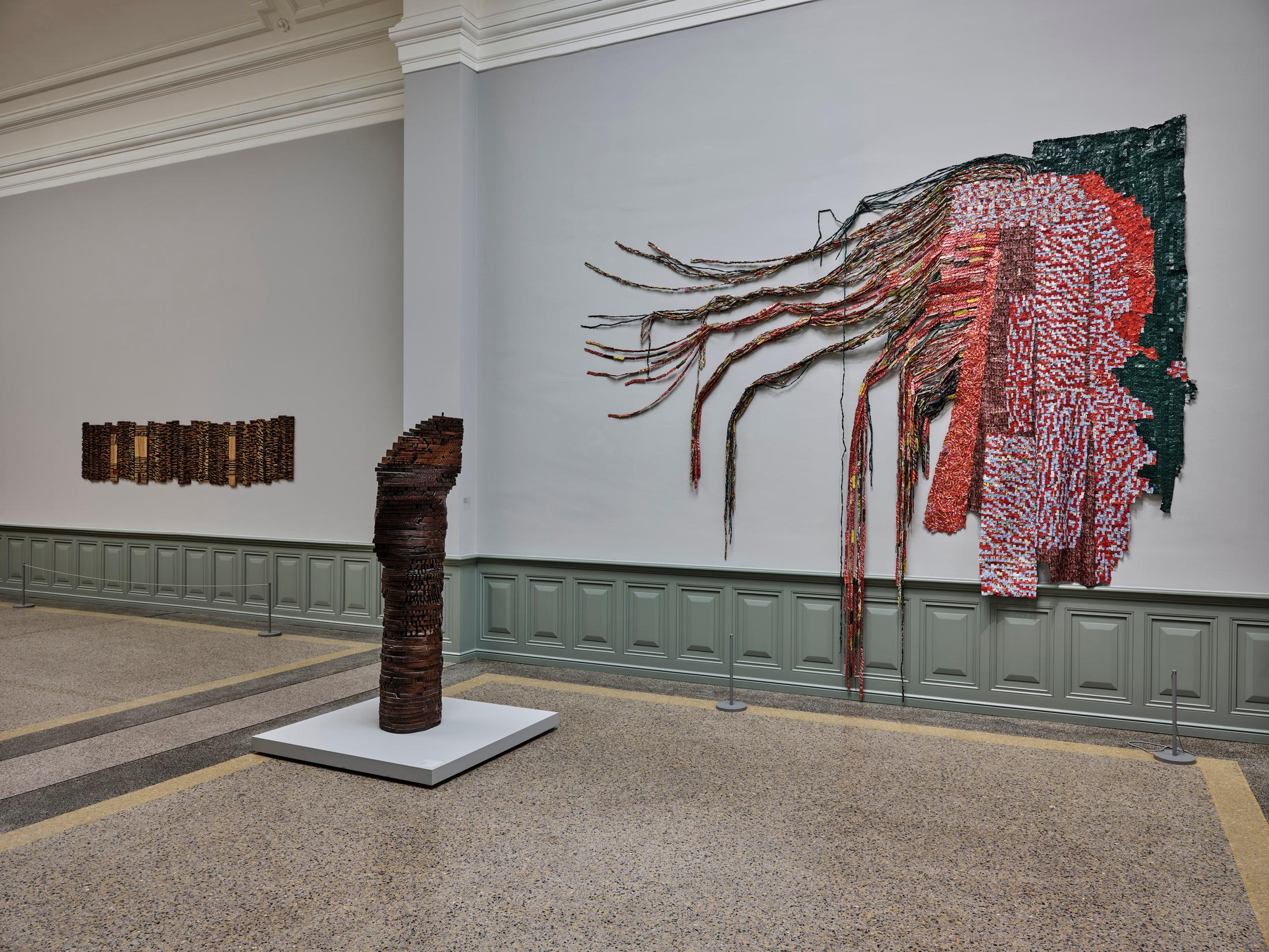 Exhibition View El Anatsui Soloshow «El Anatsui. Triumphant Scale» at Kunstmuseum Bern, 2020 / Photo: Rolf Siegenthaler / Courtesy: the artist and Kunstmuseum Bern