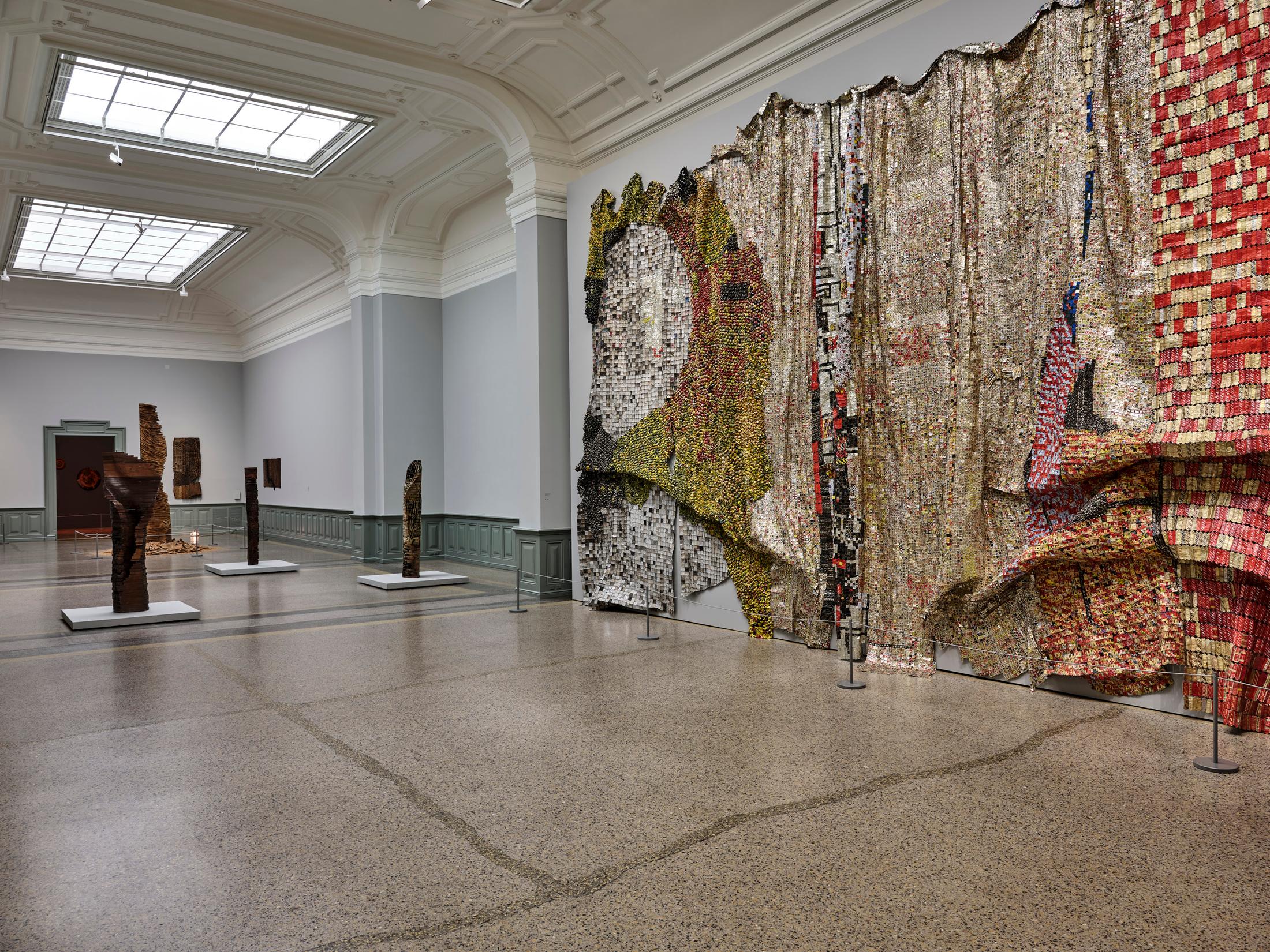 Exhibition View El Anatsui Soloshow «El Anatsui. Triumphant Scale» at Kunstmuseum Bern, 2020 / Photo: Rolf Siegenthaler / Courtesy: the artist and Kunstmuseum Bern