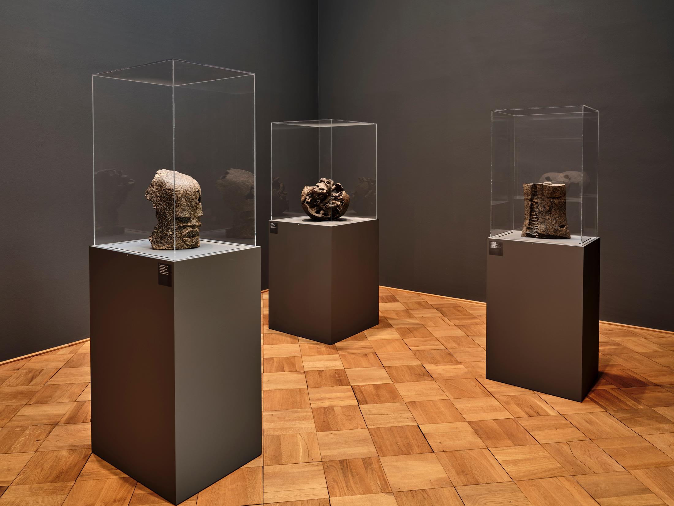 Exhibition View El Anatsui Soloshow «El Anatsui. Triumphant Scale» at Kunstmuseum Bern, 2020 / Photo: Rolf Siegenthaler / Courtesy: the artist and Kunstmuseum Bern