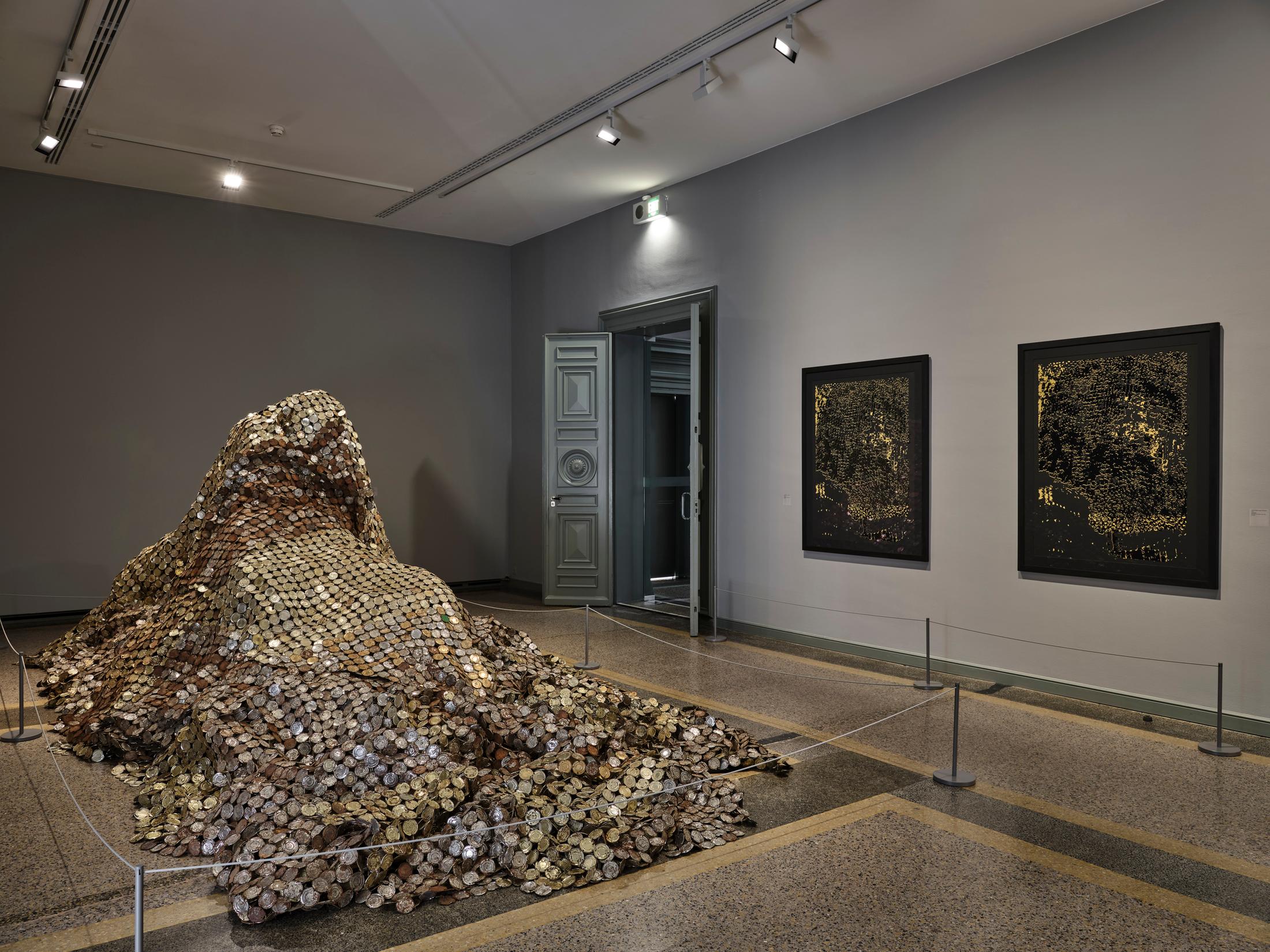 Exhibition View El Anatsui Soloshow «El Anatsui. Triumphant Scale» at Kunstmuseum Bern, 2020 / Photo: Rolf Siegenthaler / Courtesy: the artist and Kunstmuseum Bern