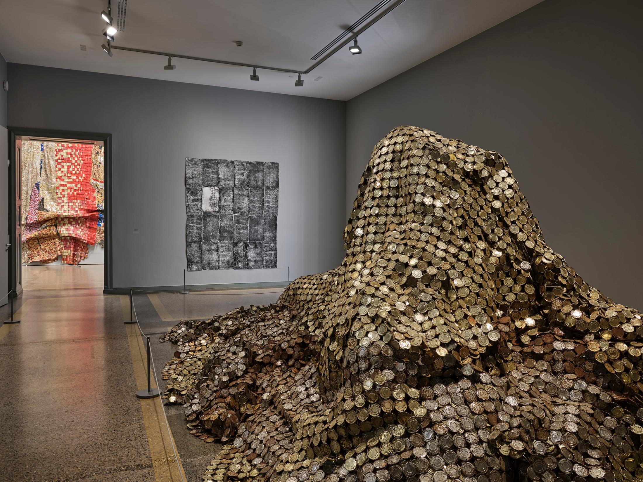 Exhibition View El Anatsui Soloshow «El Anatsui. Triumphant Scale» at Kunstmuseum Bern, 2020 / Photo: Rolf Siegenthaler / Courtesy: the artist and Kunstmuseum Bern