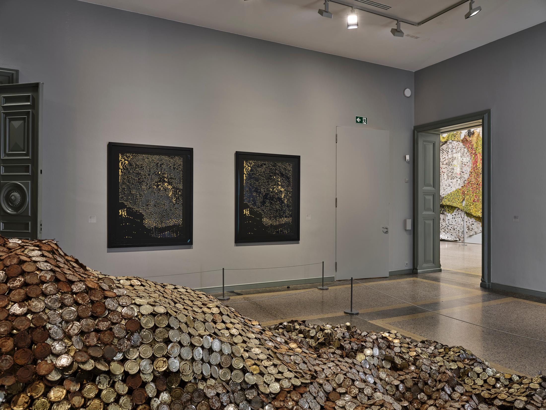 Exhibition View El Anatsui Soloshow «El Anatsui. Triumphant Scale» at Kunstmuseum Bern, 2020 / Photo: Rolf Siegenthaler / Courtesy: the artist and Kunstmuseum Bern