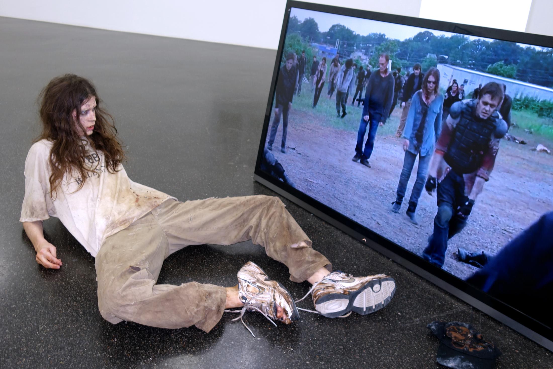 Exhibition View Eliza Douglas / Puppies Puppies (Jade Kuriki Olivo) Groupshow (view on Puppies Puppies, Coffin (Sculpture & Performance), 2019) at Galerie Francesca Pia, Zurich, 2019 / Photo: Anne Imhof / Courtesy: the artists and Galerie Francesca Pia