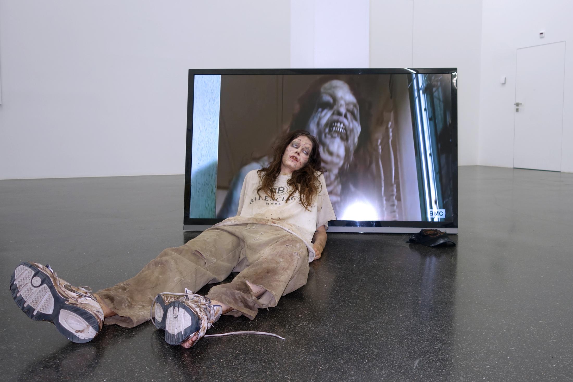 Exhibition View Eliza Douglas / Puppies Puppies (Jade Kuriki Olivo) Groupshow (view on Puppies Puppies, Coffin (Sculpture & Performance), 2019) at Galerie Francesca Pia, Zurich, 2019 / Photo: Anne Imhof / Courtesy: the artists and Galerie Francesca Pia