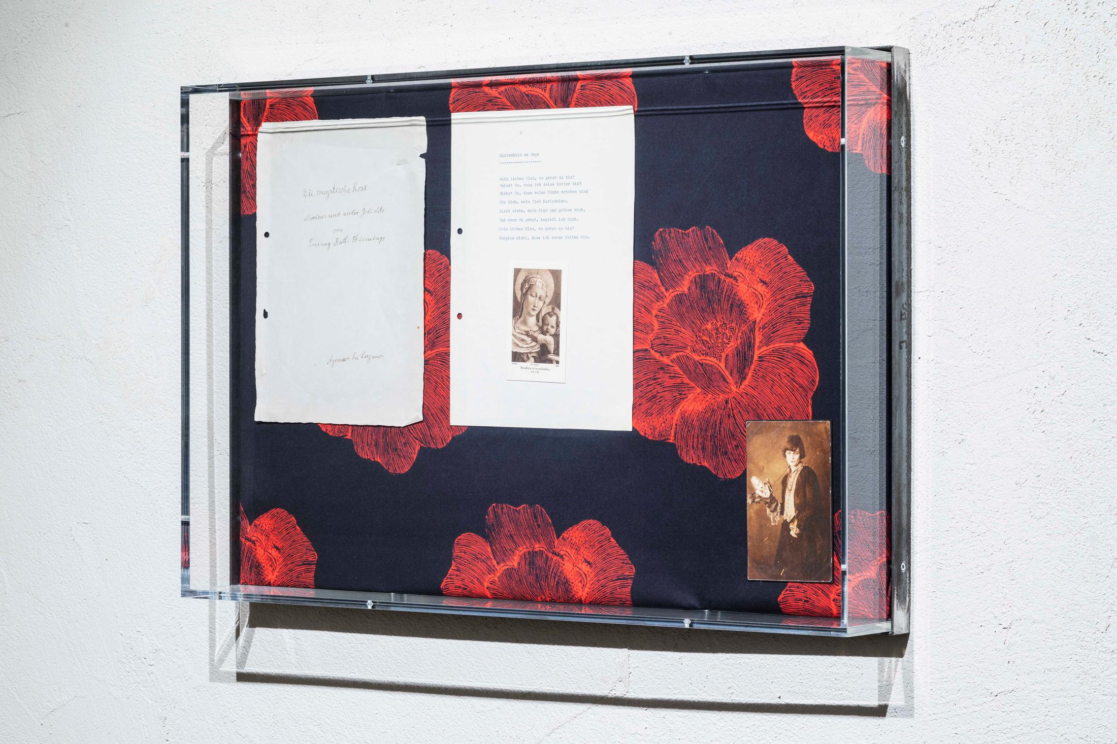 Exhibition View Emmy Hennings / Sitara Abuzar Ghaznawi Joint Exhibition (view on Sitara Abuzar Ghaznawi,
Showcase (Flower 3), 2020; Emmy Hennings, Die mystische Rose, 1940; Emmy Hennings mit Dada-Puppe, photography, 1916) at Cabaret Voltaire, Zurich, 2020 / Photo: Gunnar Meier / Courtesy Sitara Abuzar Ghaznawi: the artist; Courtesy Emmy Hennings: Schweizerisches Literaturarchiv and Cabaret Voltaire