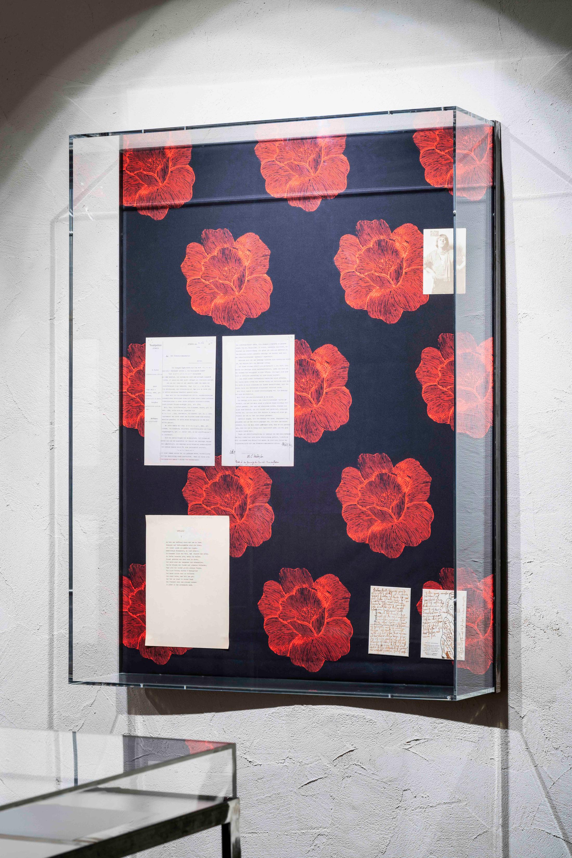Exhibition View Emmy Hennings / Sitara Abuzar Ghaznawi Joint Exhibition (view on Sitara Abuzar Ghaznawi, Showcase (Flower 2), 2020; Emmy Hennings, Postkarte an Hugo Ball, 1914; Emmy Hennings mit Pagenschnitt und Schal, photography, 1912/1913; Emmy Hennings, Gefängnis I, 1914/1915; police report of the Zurich city police, 1919) at Cabaret Voltaire, Zurich, 2020 / Photo: Gunnar Meier / Courtesy Sitara Abuzar Ghaznawi: the artist; Courtesy Emmy Hennings: Schweizerisches Literaturarchiv and Cabaret Voltaire
