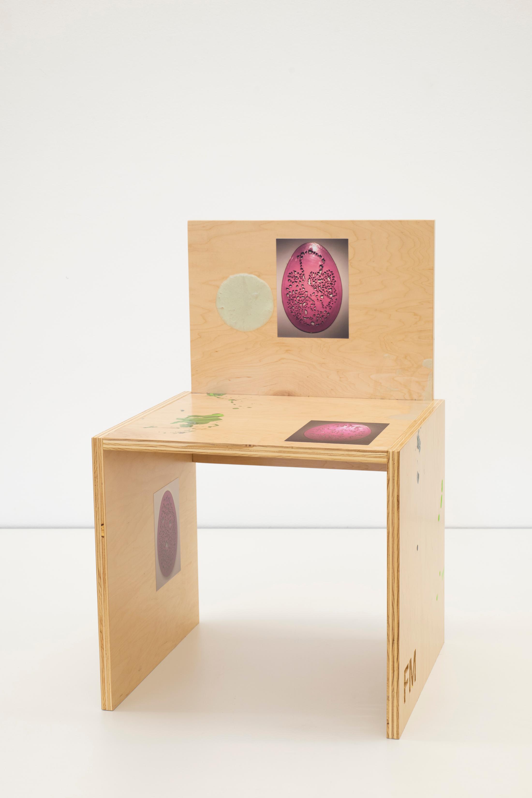 Exhibition View Fabian Marti Soloshow «I LÄBE NO; view on FM Studio Chair (Lucio), 2019» at Galerie Peter Kilchmann, Zurich, 2019 / Photo: Sebastian Schaub / Courtesy: the artist and Galerie Peter Kilchmann
