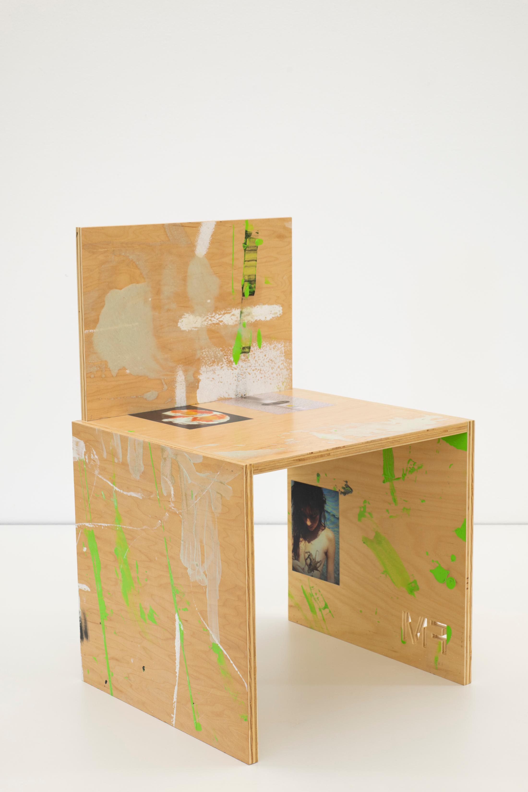 Exhibition View Fabian Marti Soloshow «I LÄBE NO; view on FM Studio Chair (Ralph), 2019» at Galerie Peter Kilchmann, Zurich, 2019 / Photo: Sebastian Schaub / Courtesy: the artist and Galerie Peter Kilchmann