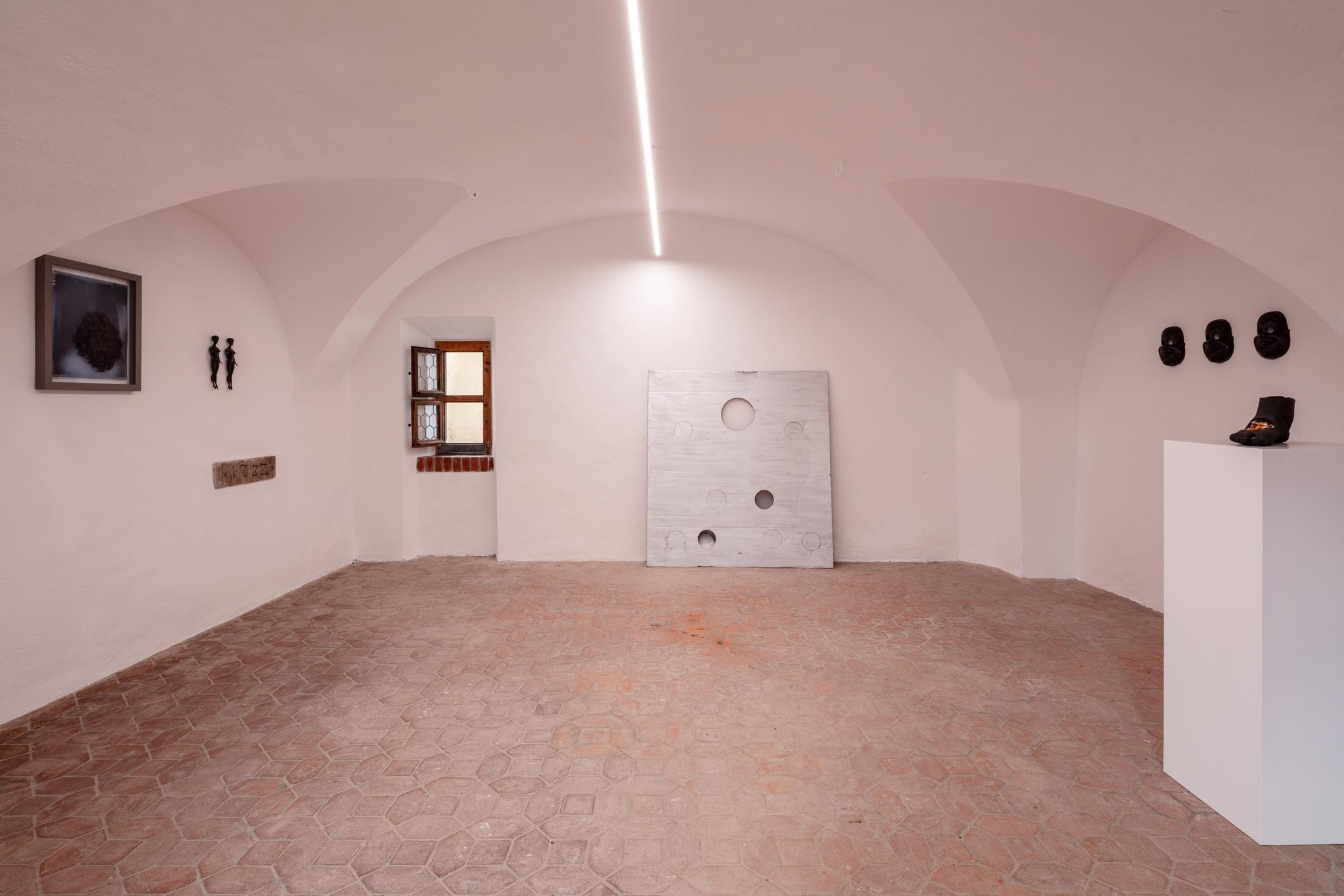 Installation View «FRIENDS» with Frederick Einhorn, Keith Haring, Cady Noland and Not Vital at Fundaziun Not Vital, Tarasp 2018 / Photo: Eric Gregory Powell / Courtesy: Fundaziun Not Vital