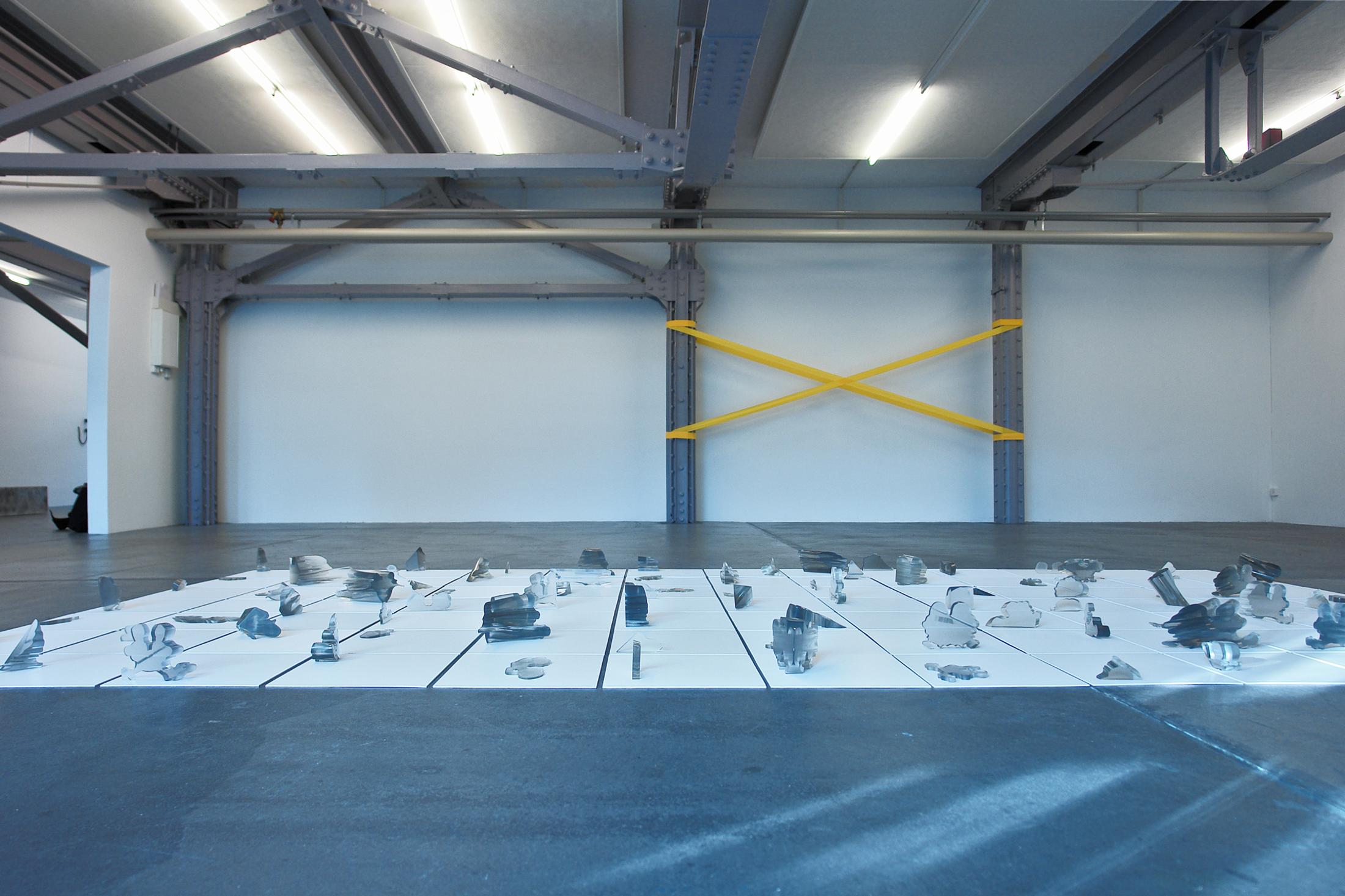 Installation View Frédéric Pagace "Convergences 1, 2013" (front), Gerda Maise "Soft Double Cross, 2018" (back) at Vebikus Kunsthalle, Schaffhausen / Photo: Daniel Göttin / Courtesy: the artists