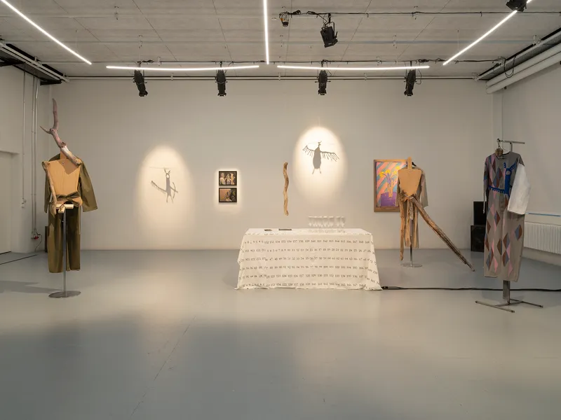 Exhibition View Garrett Nelson x Cathy Josefowitz Duo Show «Anacronica II: Lying on the Hip» at Arsenic, Lausanne, 2021 / Photo: Julien Gremaud / Courtesy: the artist, Collection Pierre and les Amis de Cathy Josefowitz and Arsenic