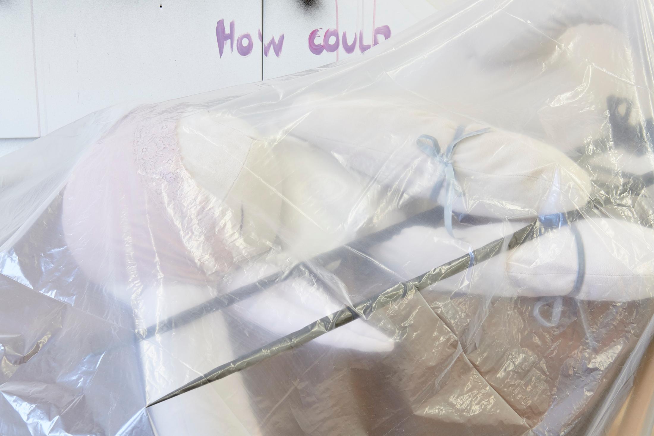 Exhibition View «Giggling Softly, Smiling Big; view on Loren Kagny, Comment tu vas vraiment ?, 2021» at WallStreet, Fribourg, 2021 / Photo: Guillaume Python / Courtesy: the artist and WallStreet