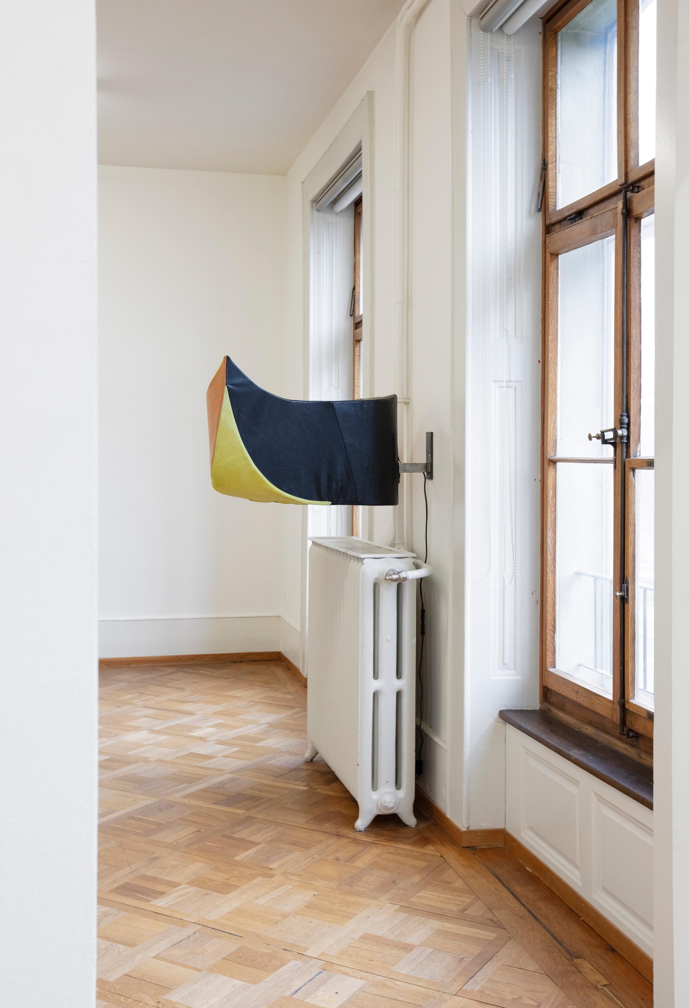 Exhibition View Gil Pellaton Solo Show «Hennissements; view on Gil Pellaton, The birds inside, 2021» at Centre d'art Pasquart, Biel/Bienne, 2022 / Photo: Guadalupe Ruiz / Courtesy: the artist and Centre d'art Pasquart