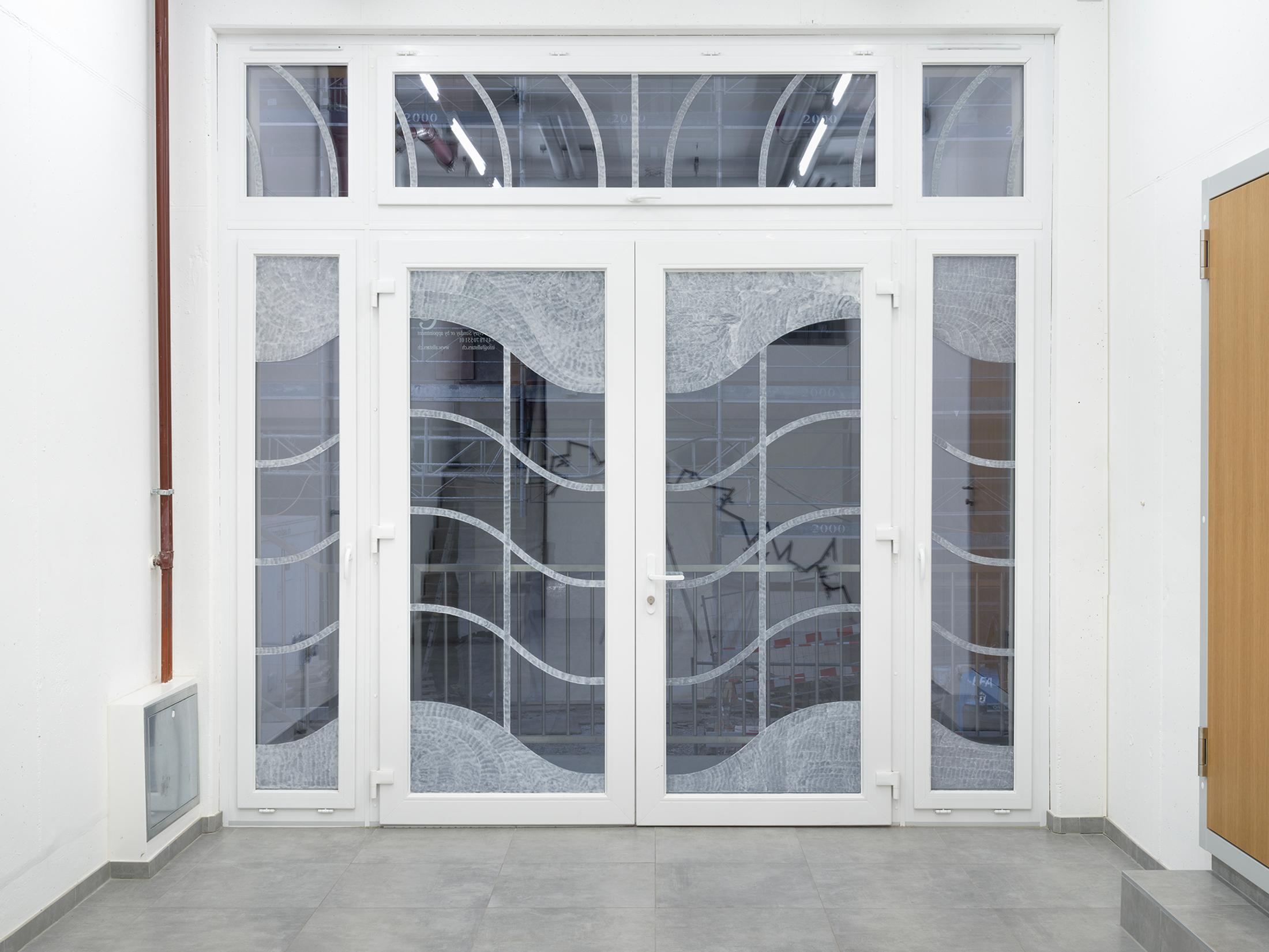 Exhibition View Giovanna Belossi Solo Show «Too High in The Sky; view on Giovanna Belossi, Porte-fenêtre (entrée en matière), 2022» at All Stars, Lausanne, 2022 / Photo: Julien Gremaud / Courtesy: the artist and All Stars