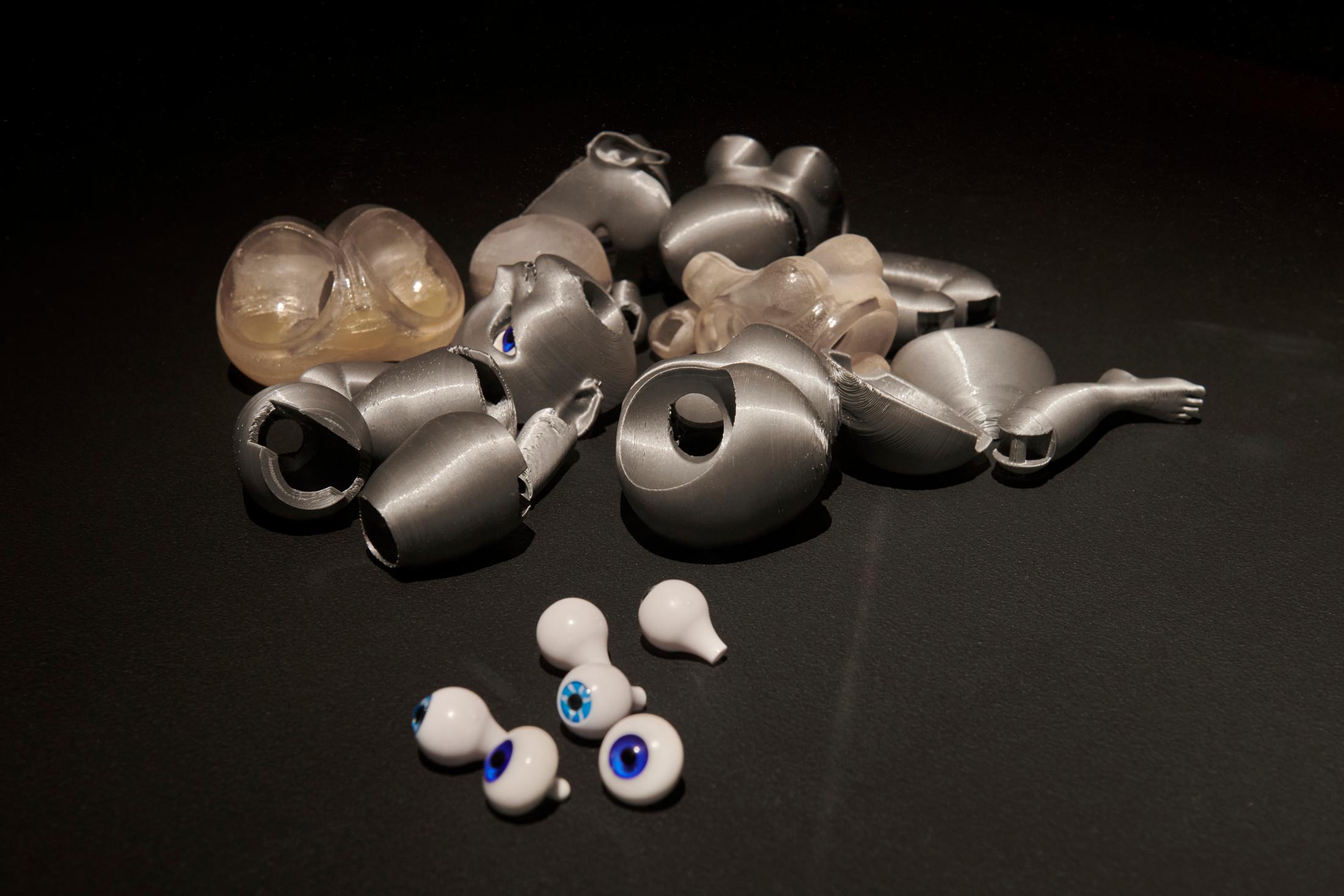 Exhibition View Giulia Essyad Solo Show «A Selene Blues; view on Giulia Essyad, BLUEBOT STUDIES WINDOW, 2020, (detail)» at Fri Art, Fribourg, 2020 / Photo: Guillaume Python / Courtesy: the artist and Fri Art Kunsthalle