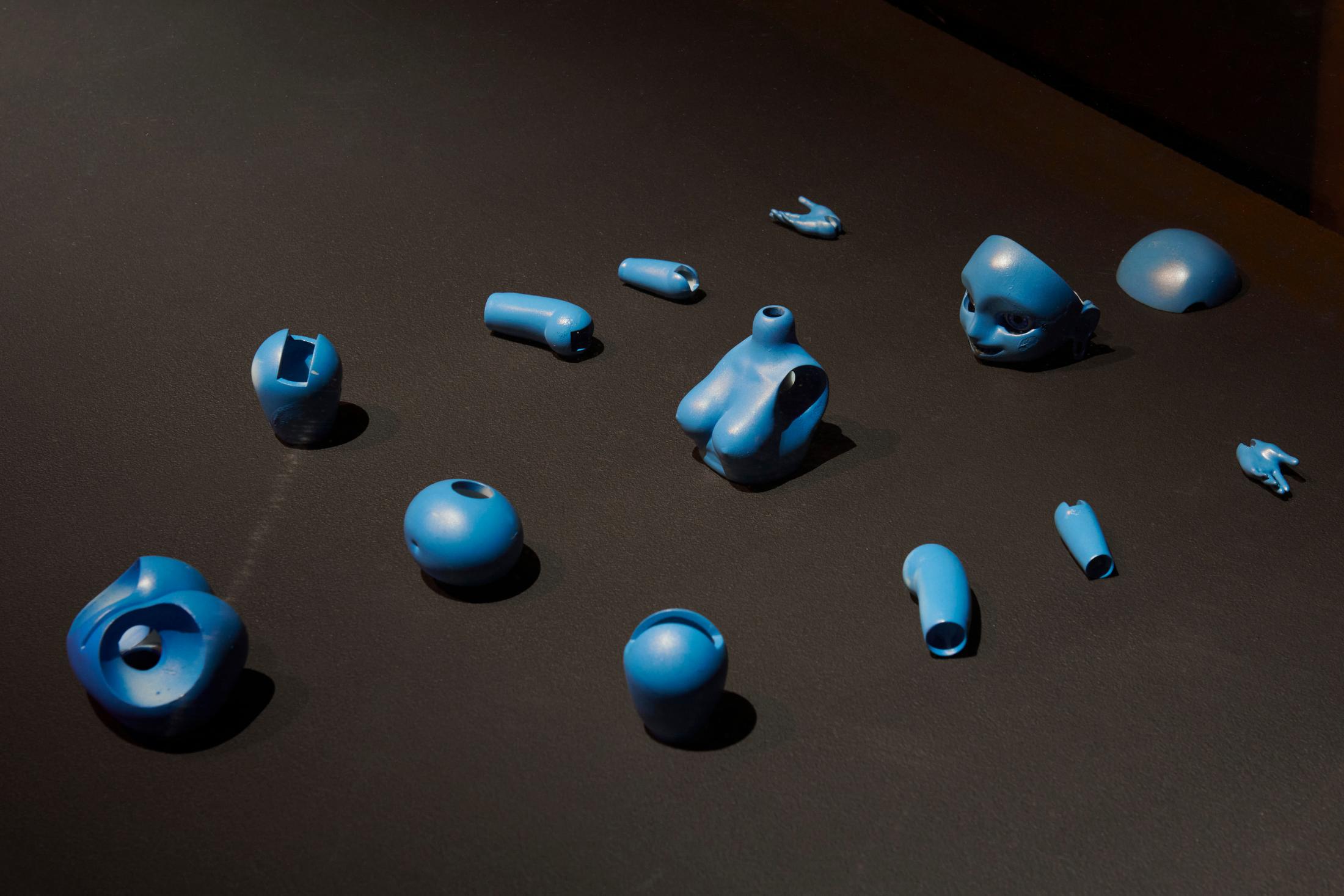 Exhibition View Giulia Essyad Solo Show «A Selene Blues; view on Giulia Essyad, BLUEBOT STUDIES WINDOW, 2020, (detail)» at Fri Art, Fribourg, 2020 / Photo: Guillaume Python / Courtesy: the artist and Fri Art Kunsthalle