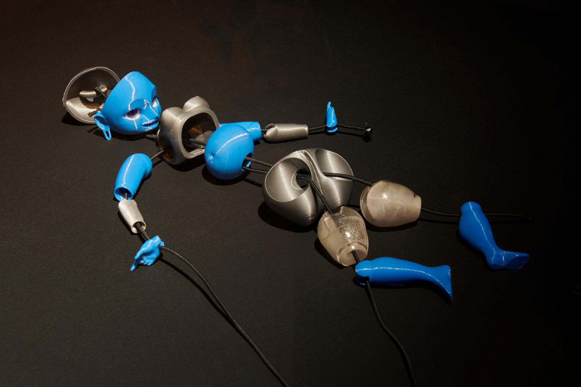 Exhibition View Giulia Essyad Solo Show «A Selene Blues; view on Giulia Essyad, BLUEBOT STUDIES WINDOW, 2020, (detail)» at Fri Art, Fribourg, 2020 / Photo: Guillaume Python / Courtesy: the artist and Fri Art Kunsthalle